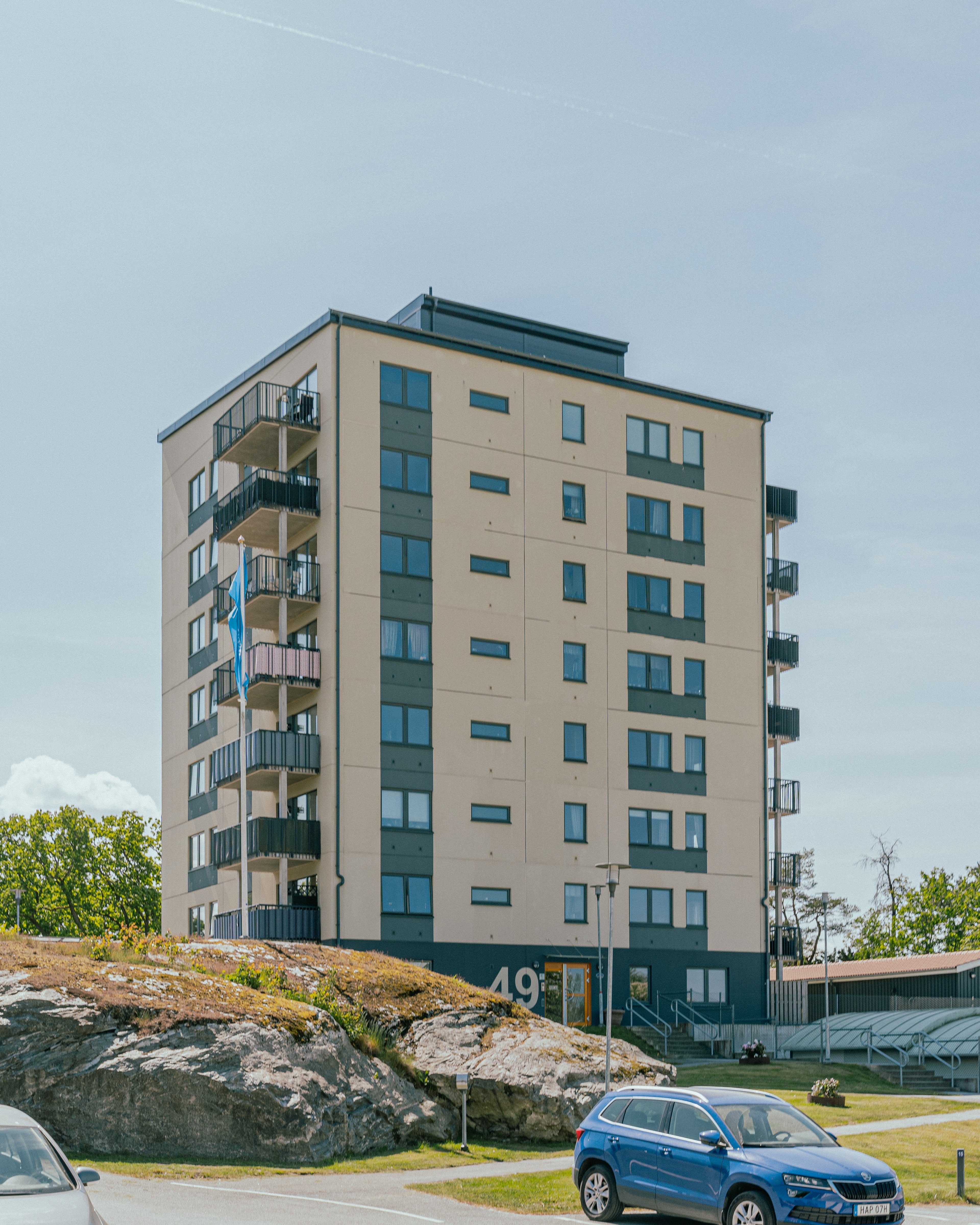 Ett åtta-våningshus på avstånd