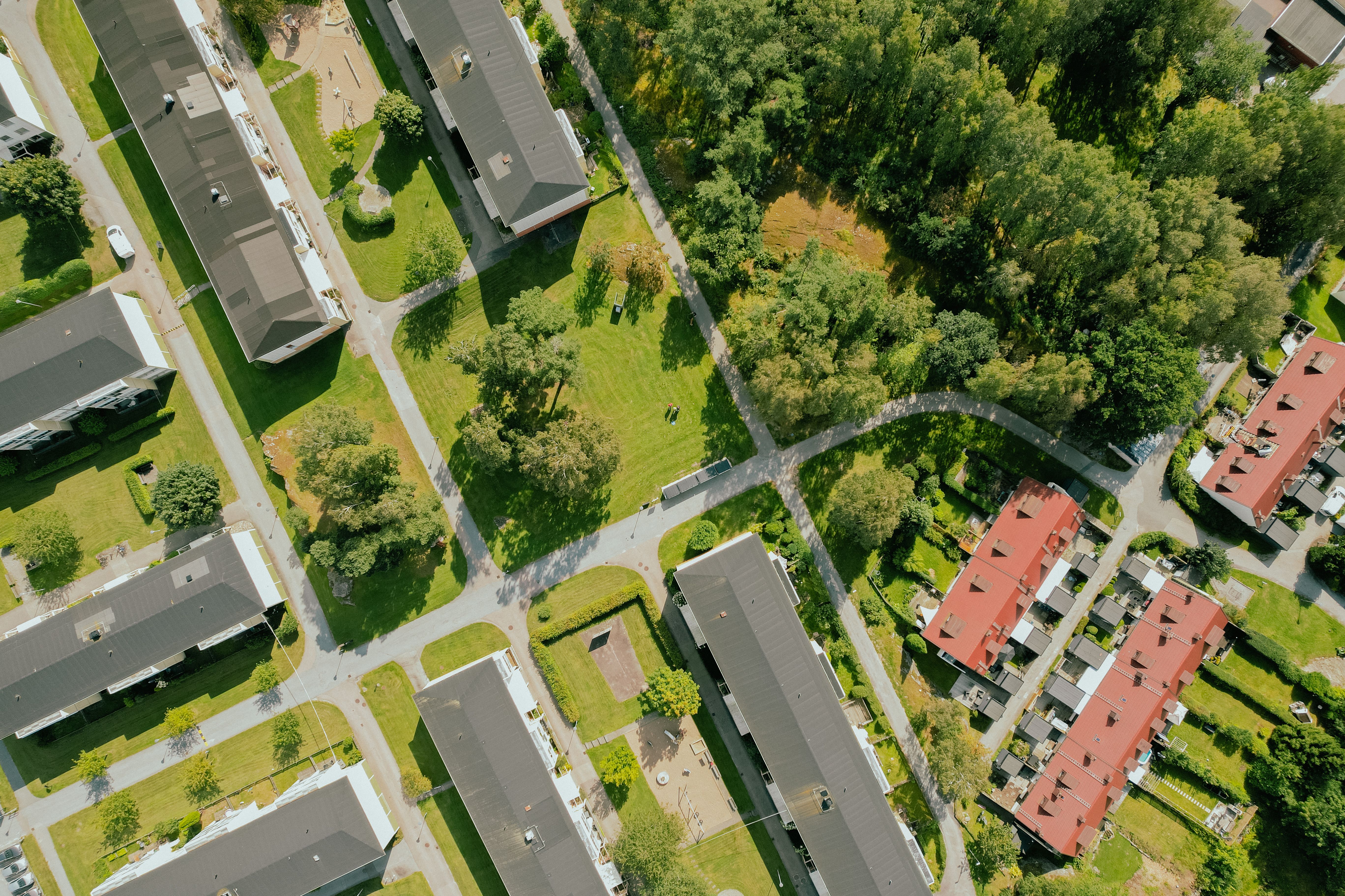 En flygbild över området Vita Hasselbacken i Stenungsund