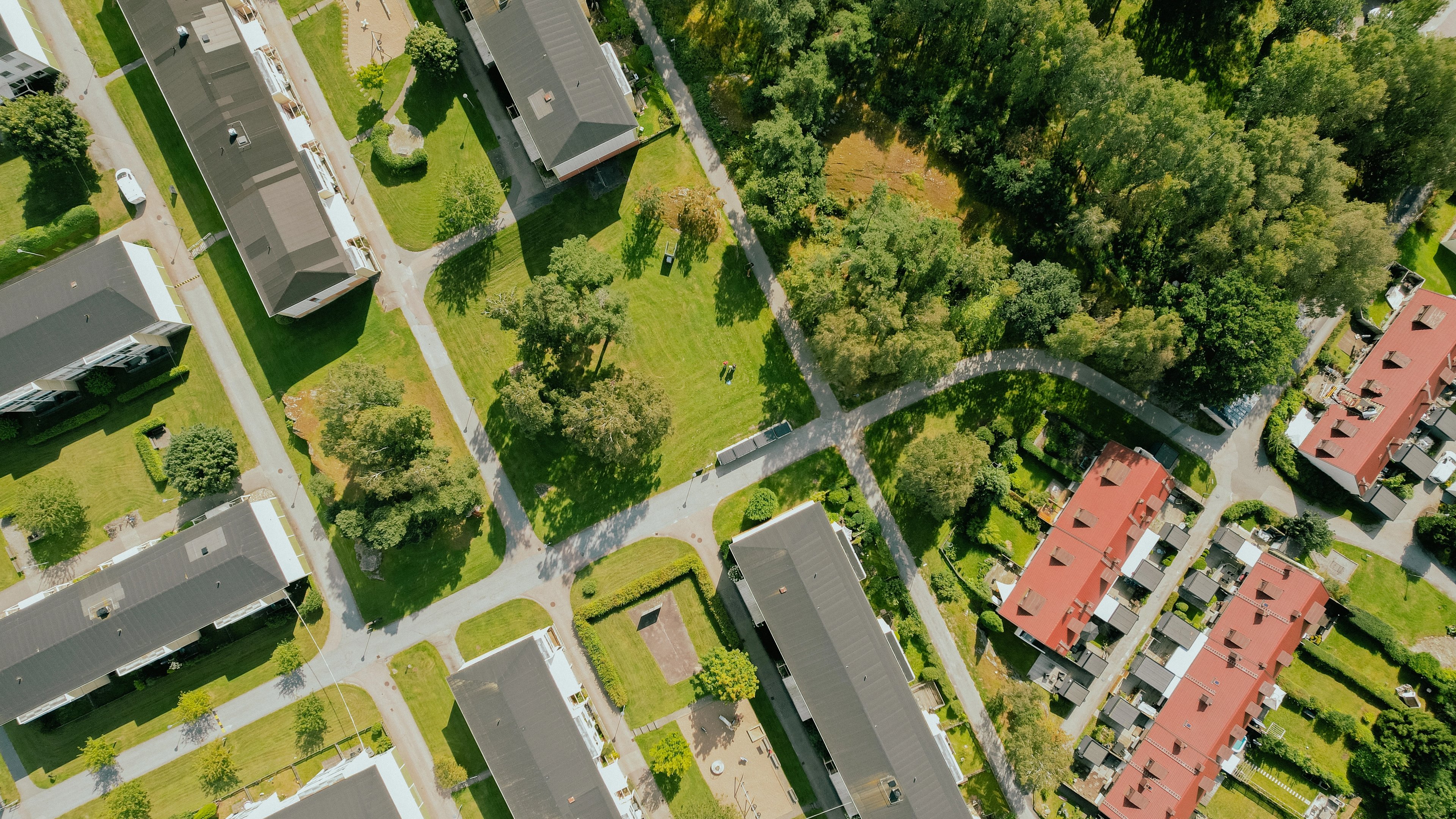 En flygbild över området Vita Hasselbacken i Stenungsund