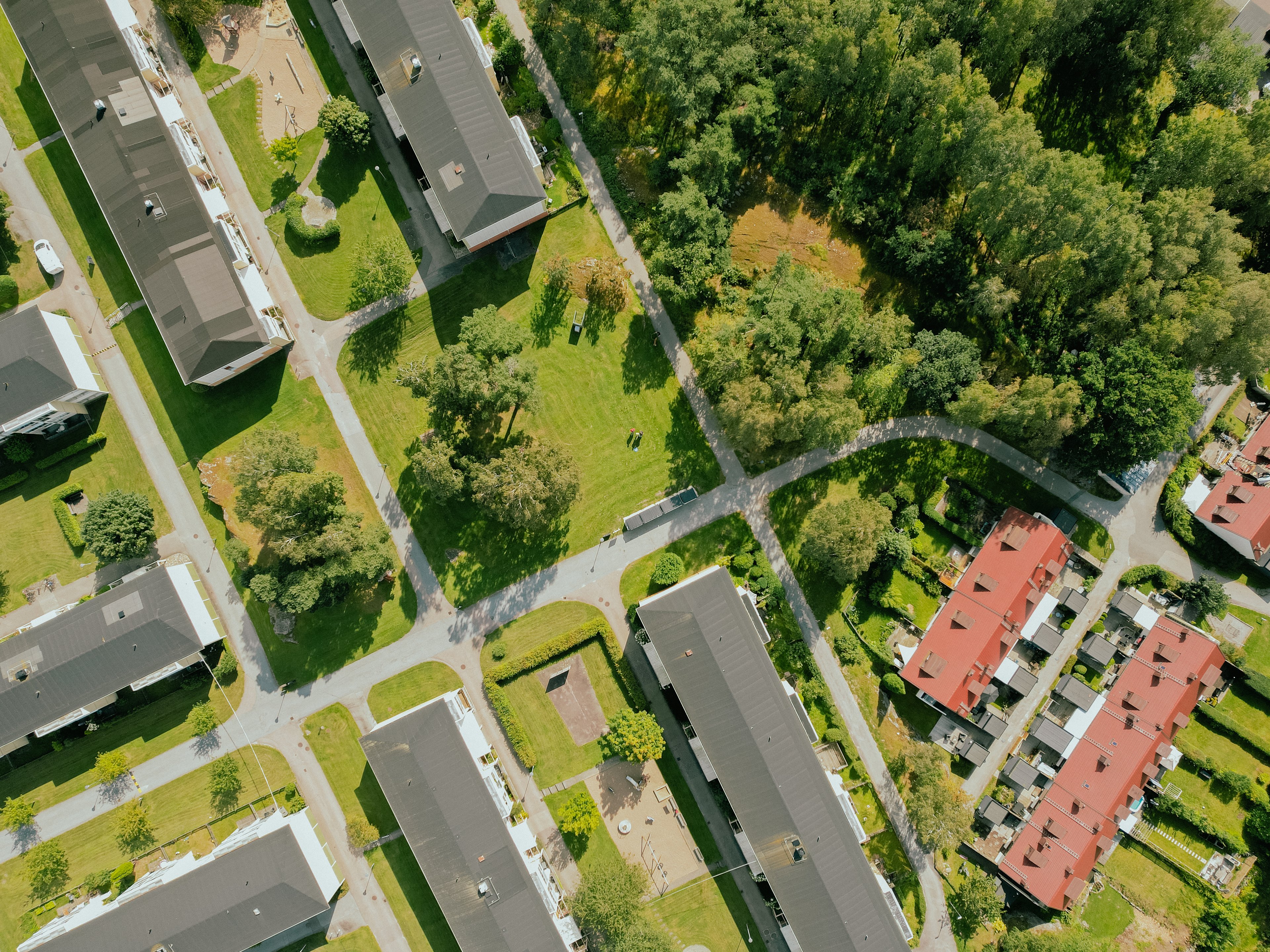En flygbild över området Vita Hasselbacken i Stenungsund