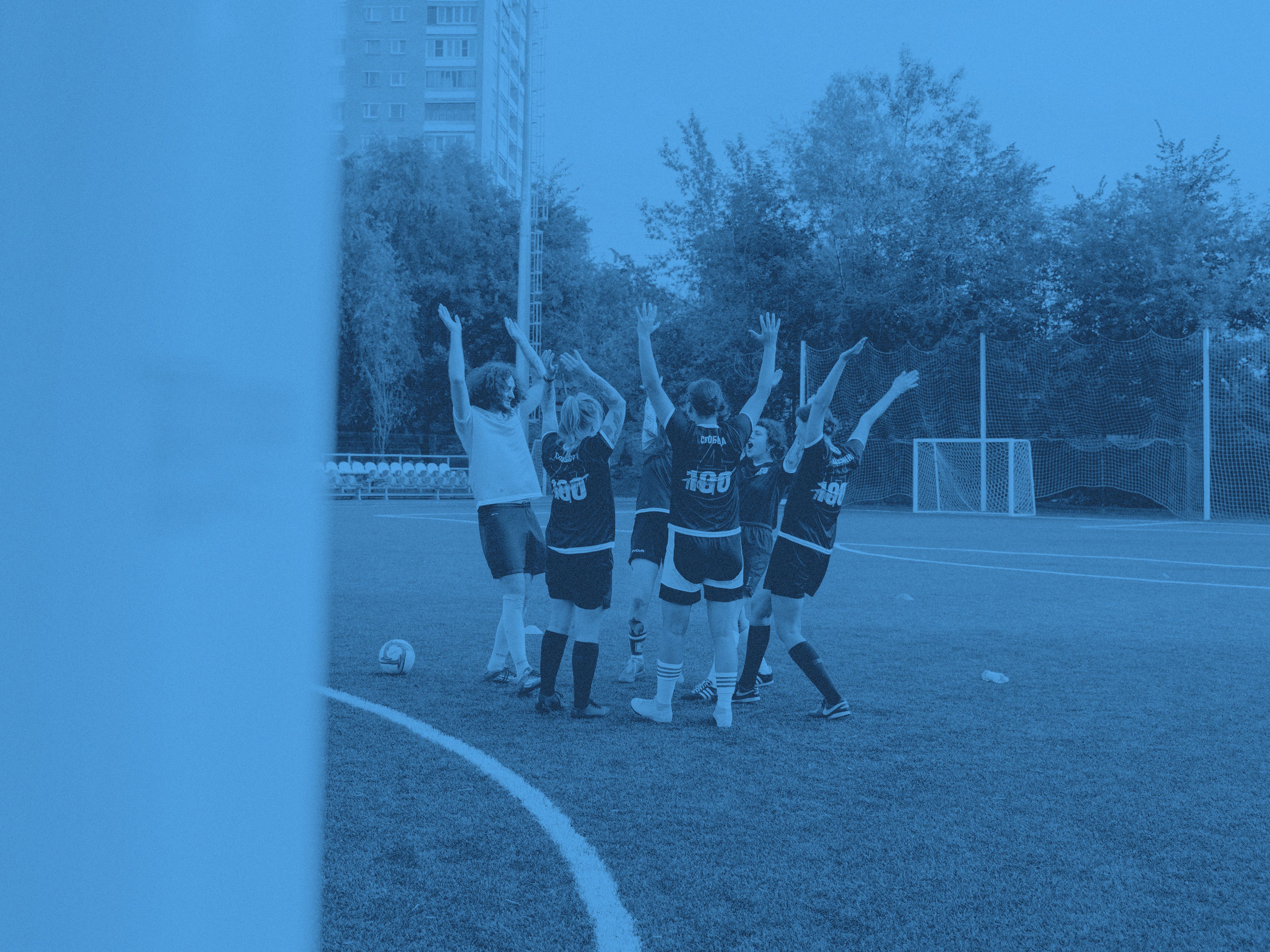 Ett fotbollslag som står i en ring