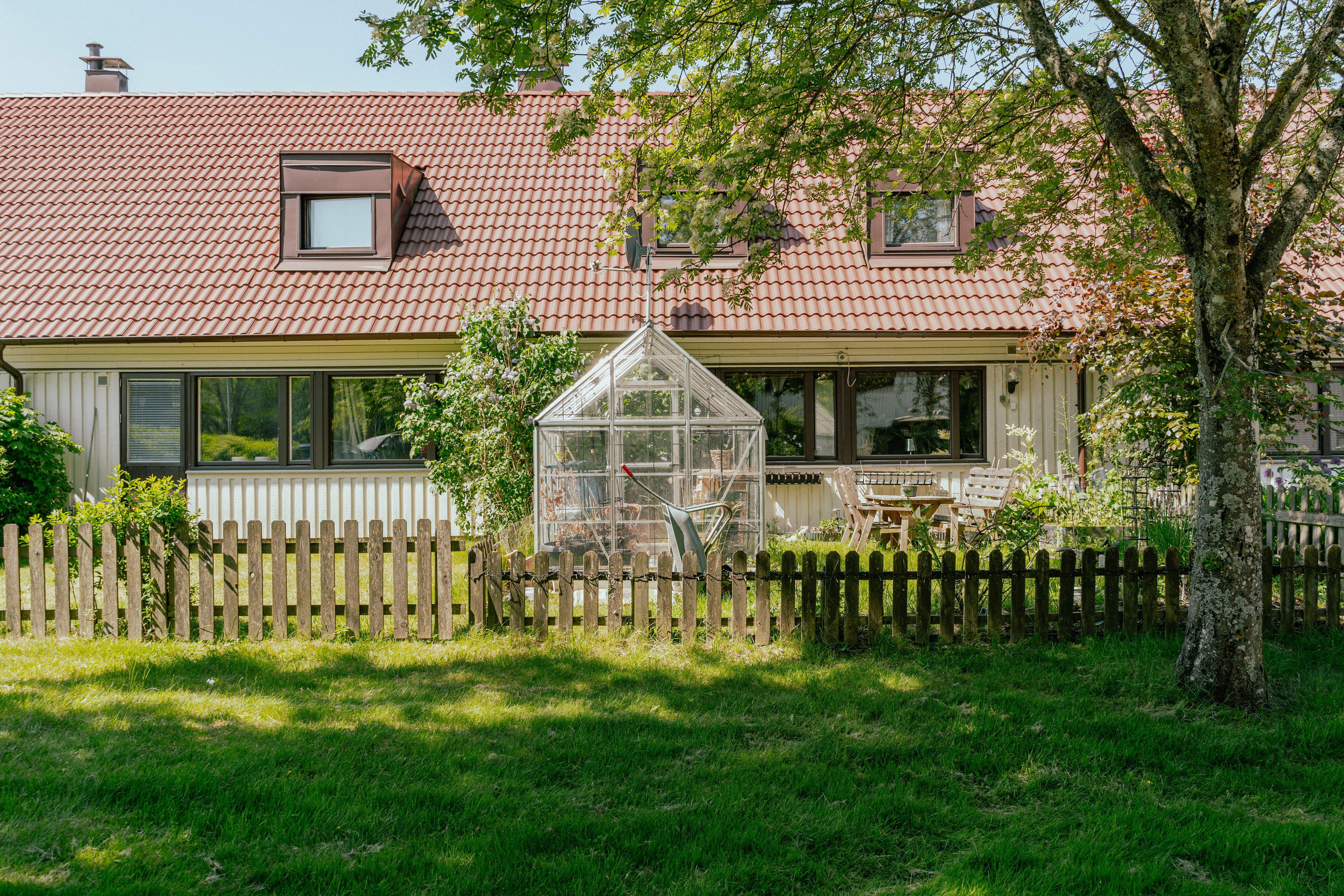 Ett växthus på en uteplats