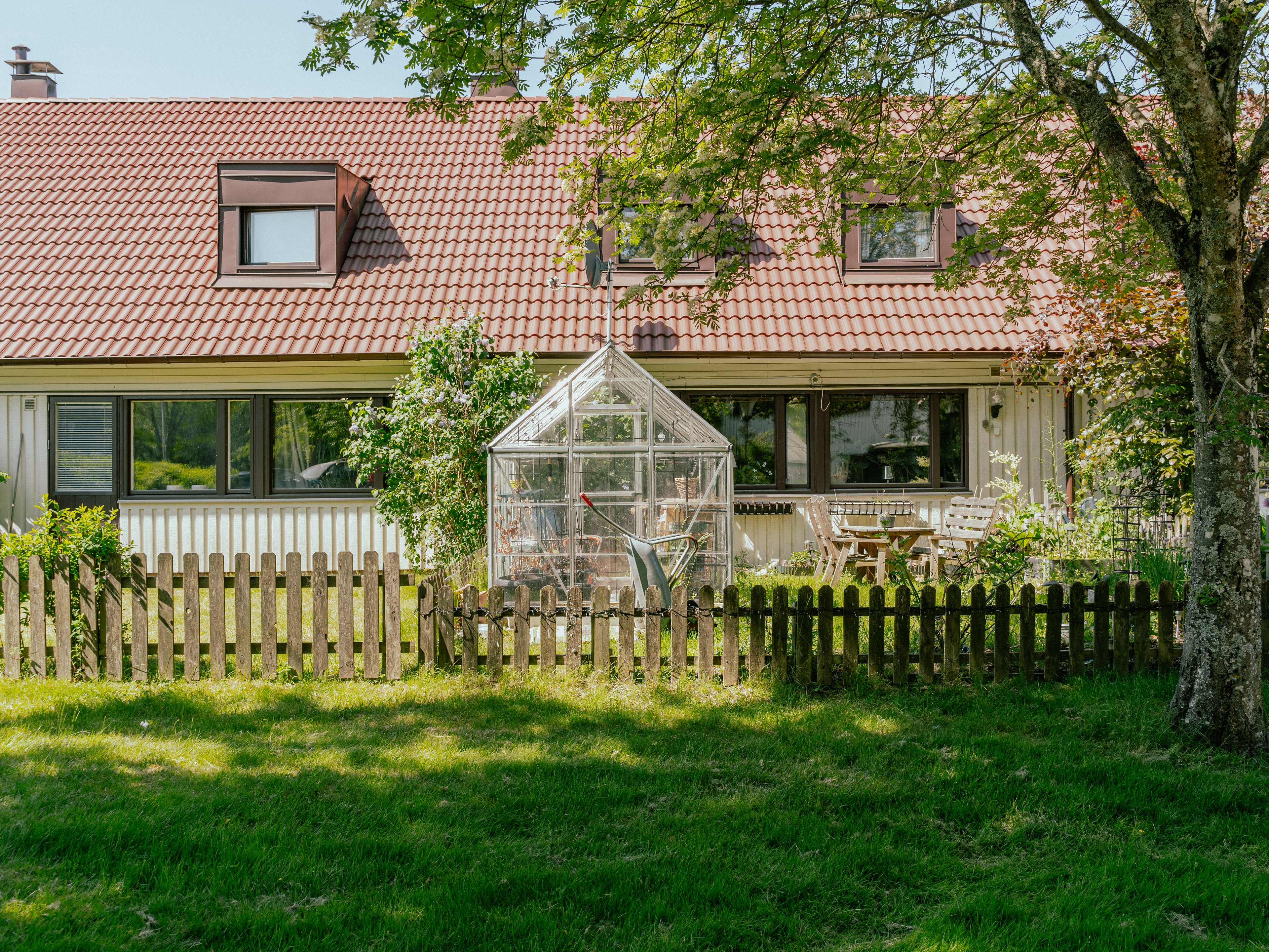 Ett växthus på en uteplats