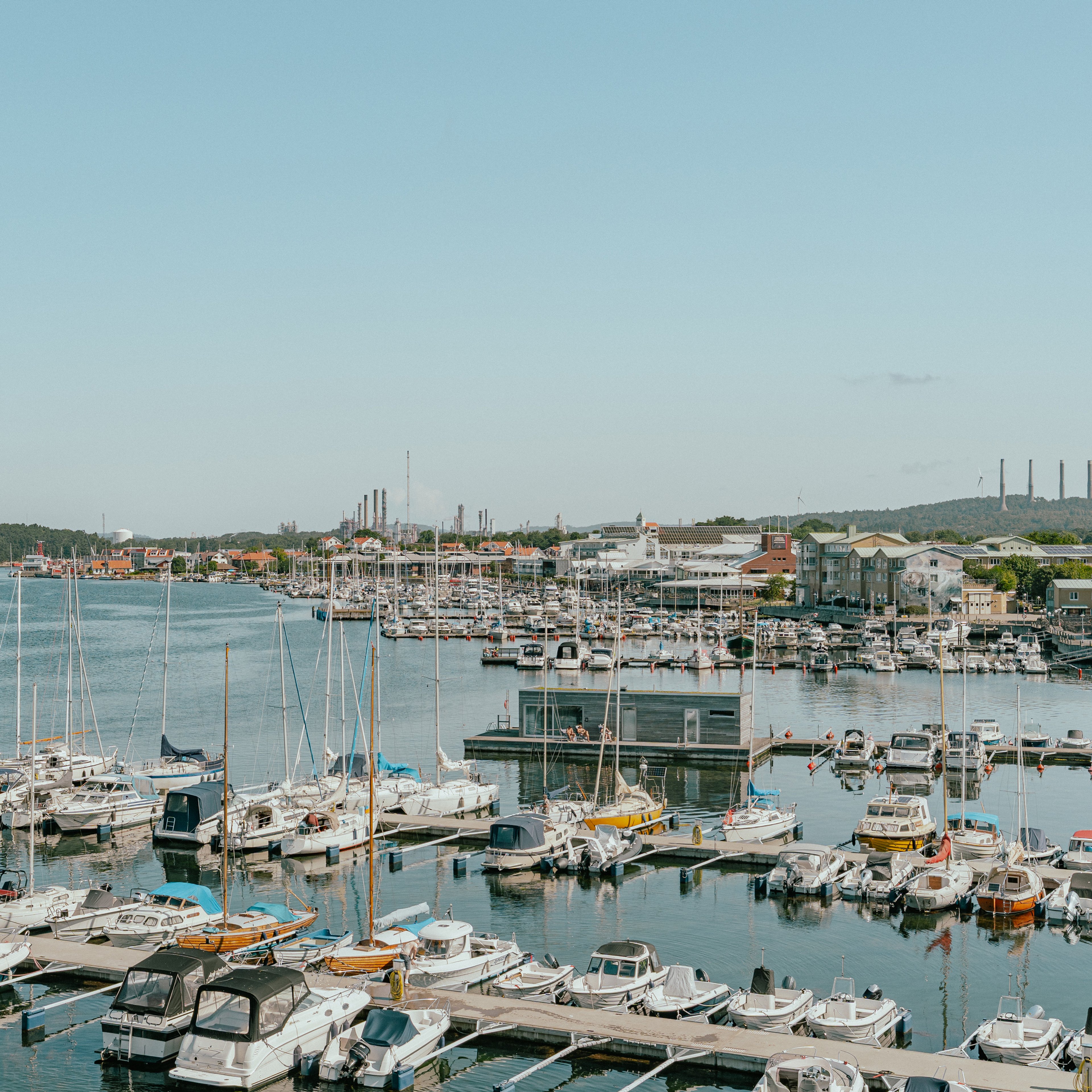 En vy över Stenungsund och småbåtshamnen