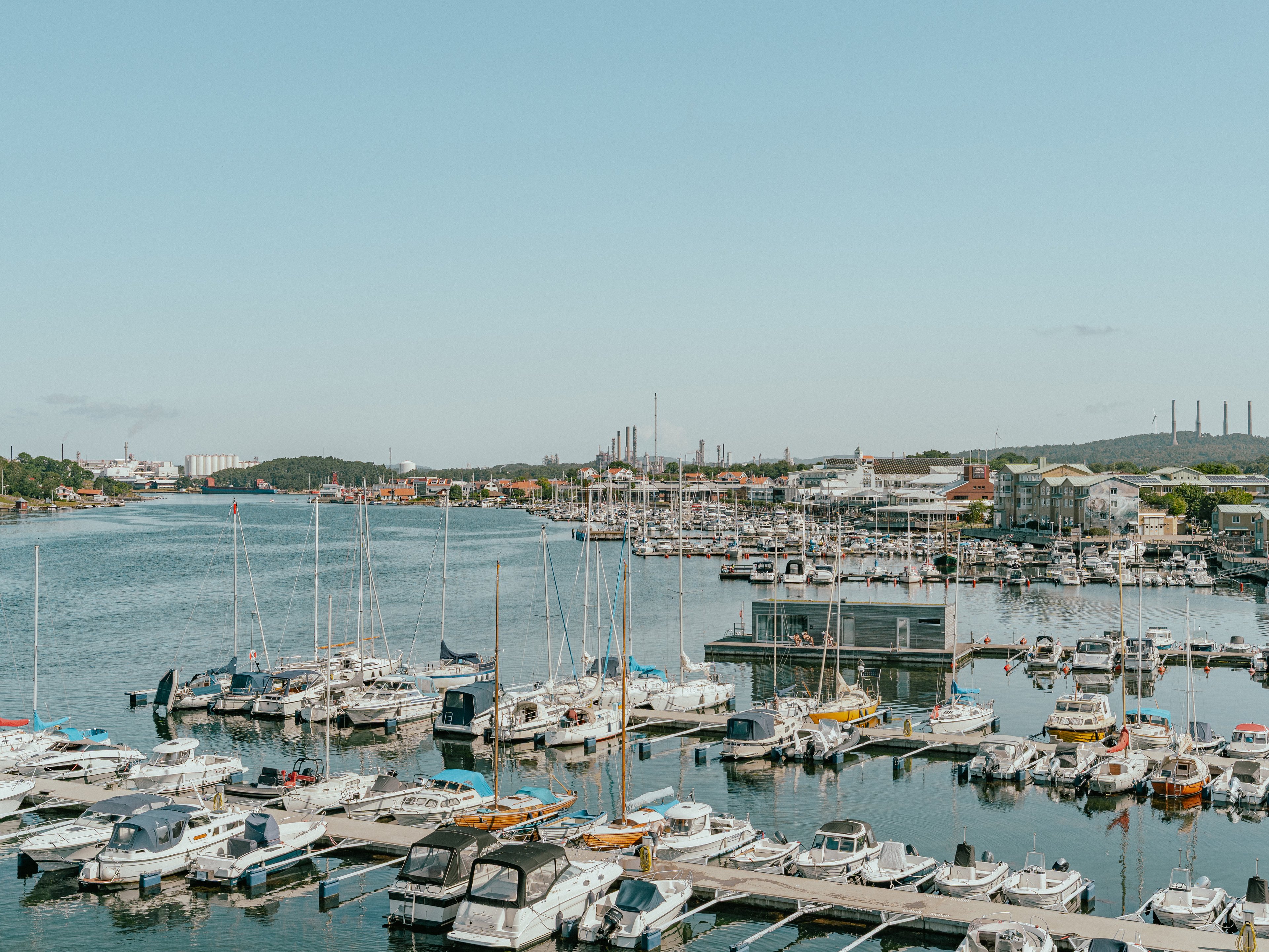 En vy över Stenungsund och småbåtshamnen