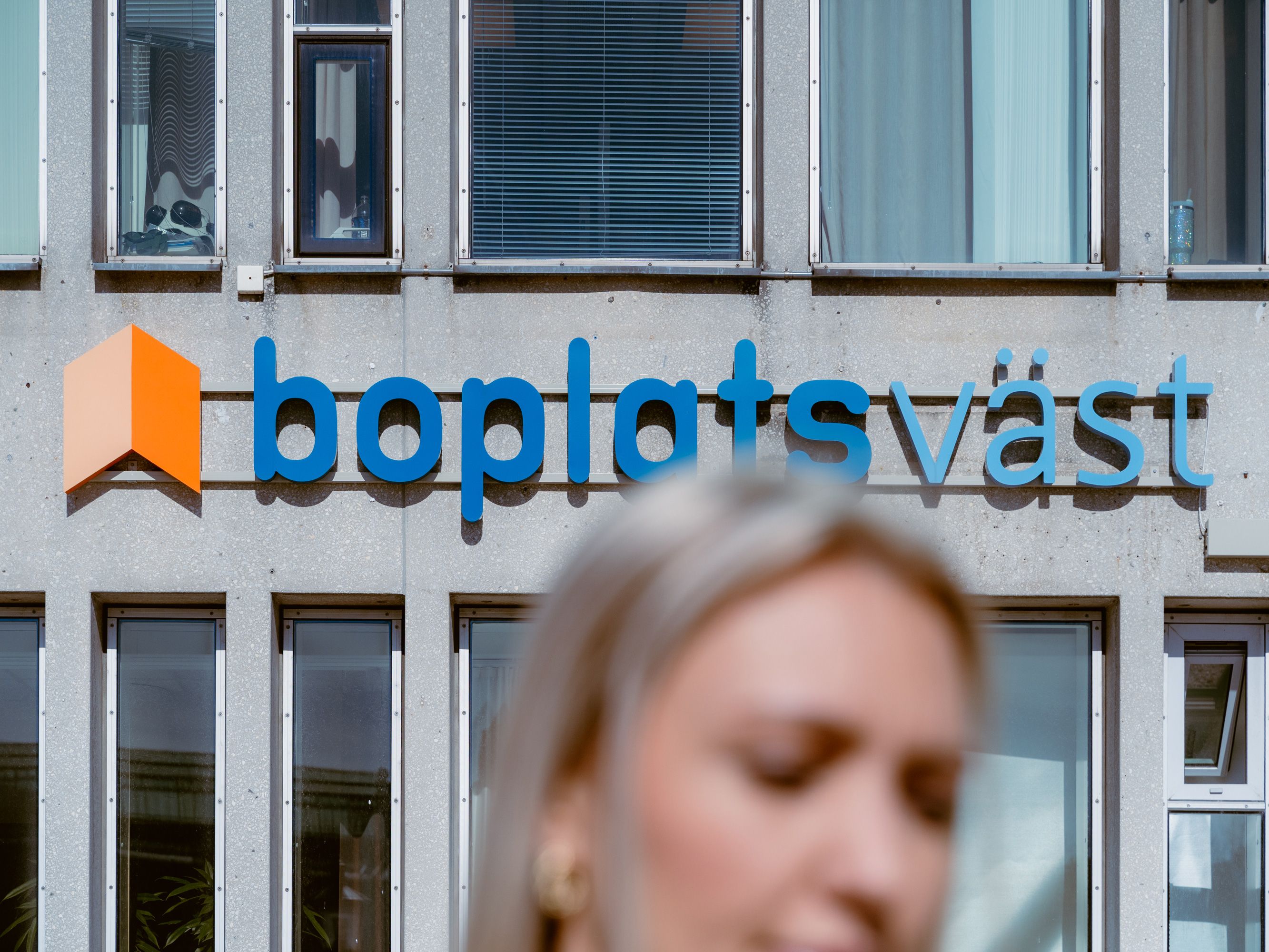 En husvägg med en skylt där det står Boplats Väst