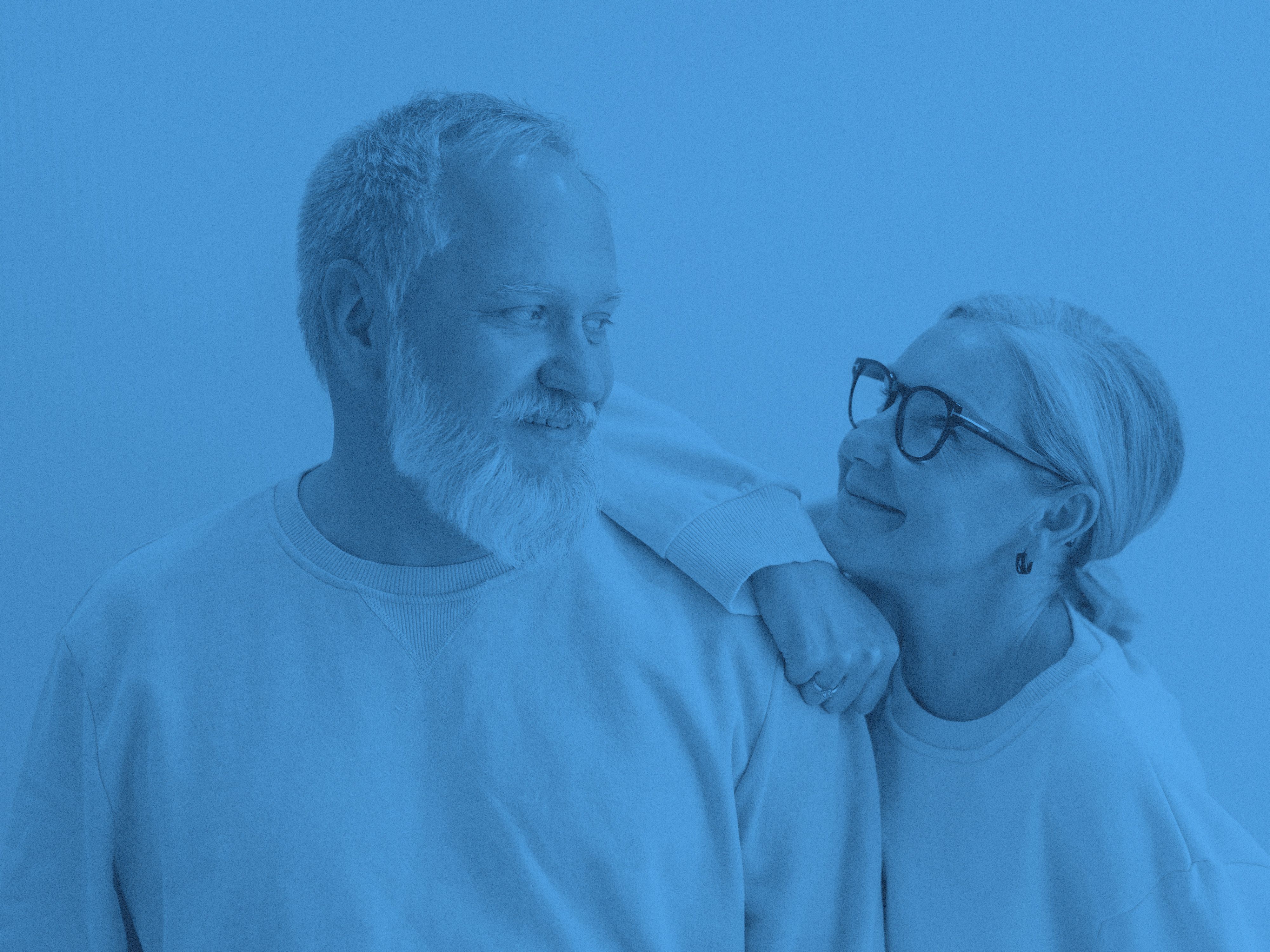 En man och kvinna som tittar kärleksfullt på varandra