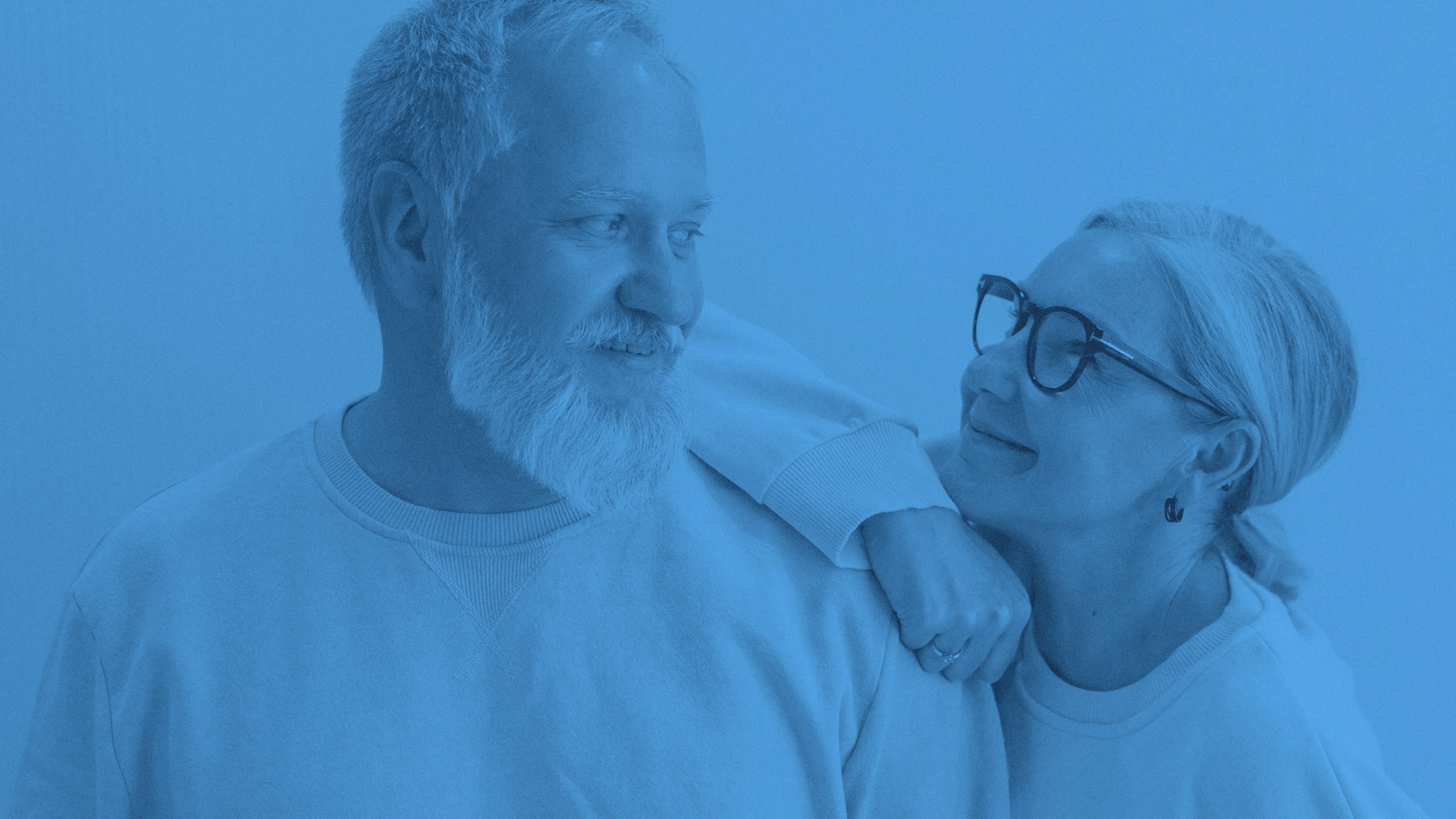 En man och kvinna som tittar kärleksfullt på varandra