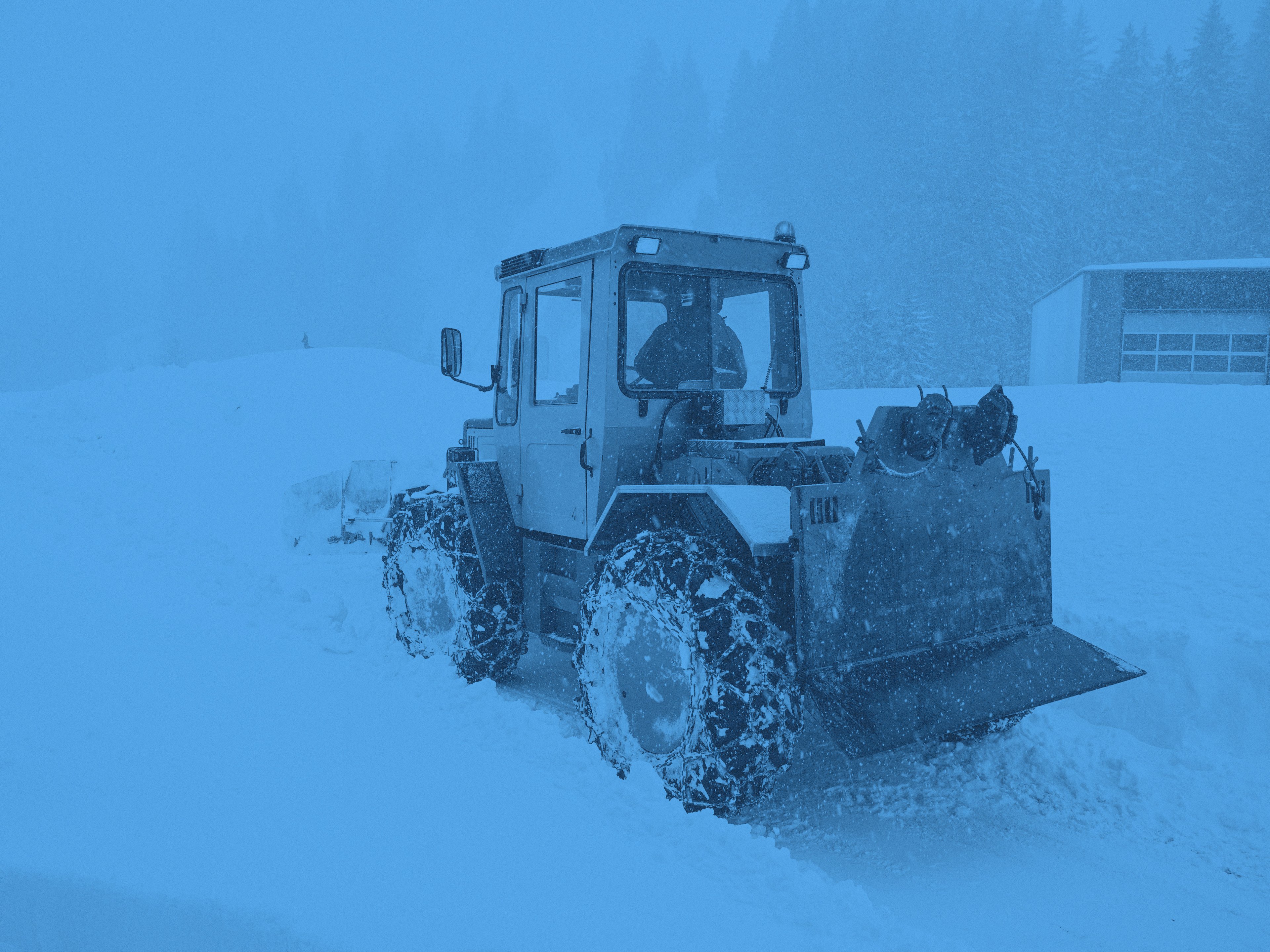 En traktor som röjer snö