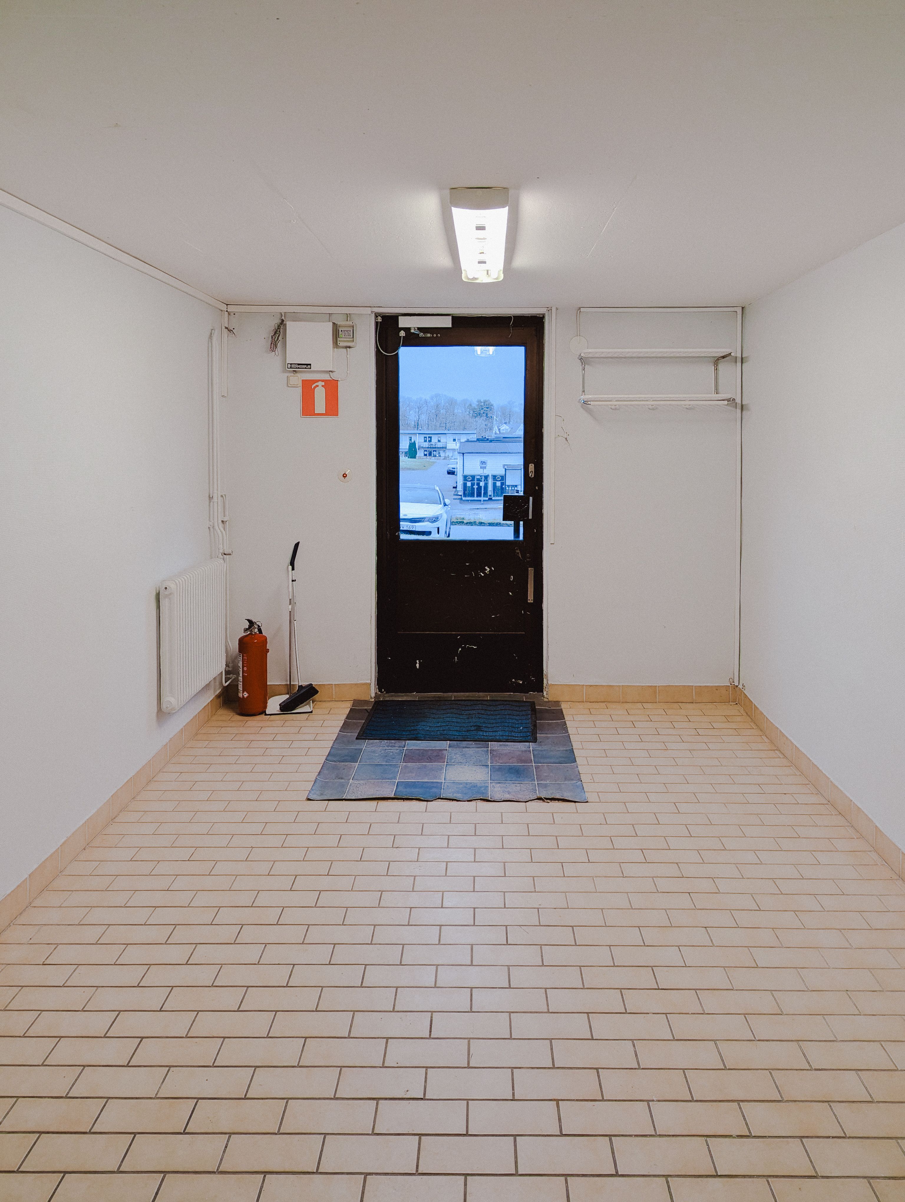 En dörr och entré i markplan innifrån