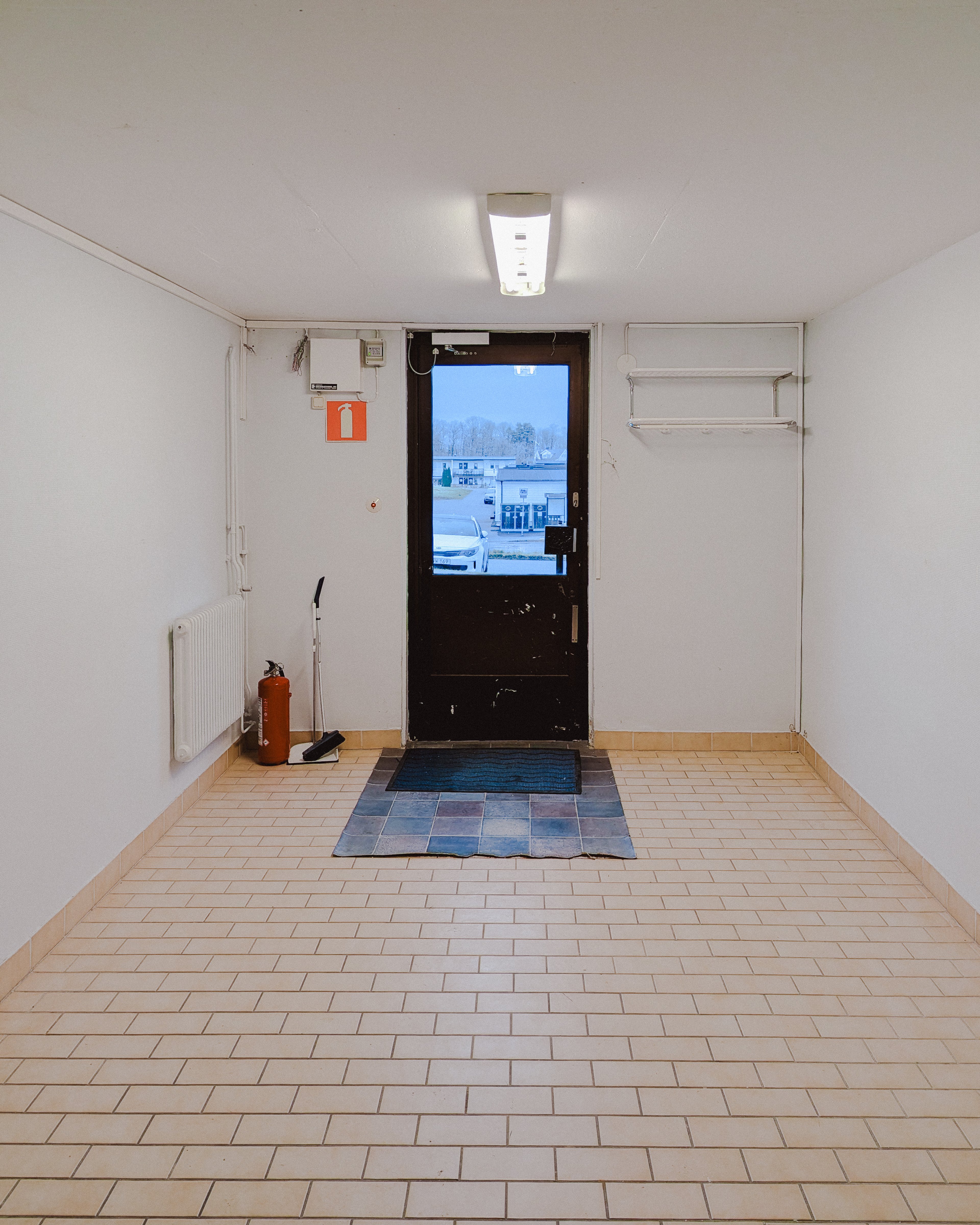 En dörr och entré i markplan innifrån