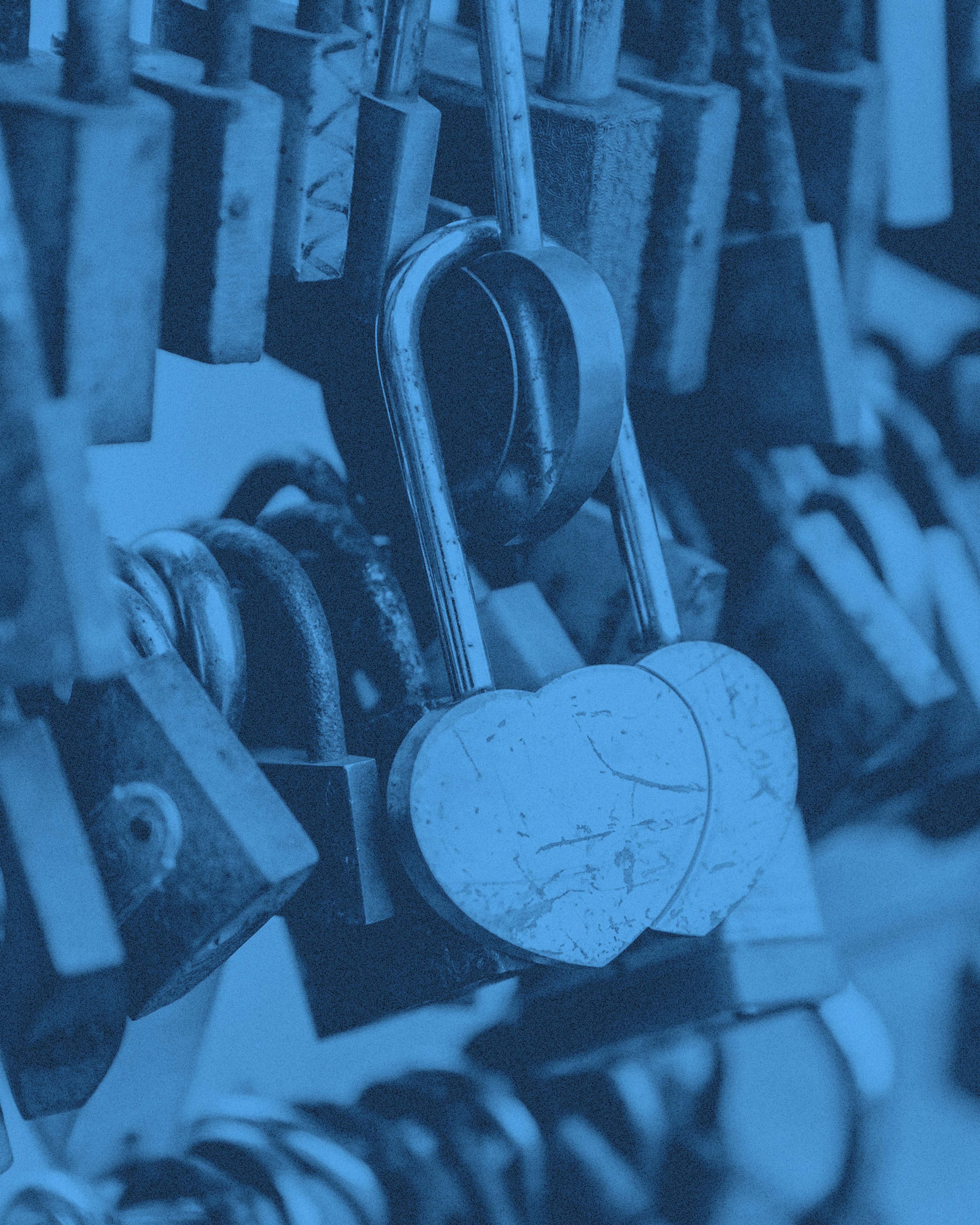 Ett hänglås format som ett hjärta tillsammans med andra vanliga hänglås