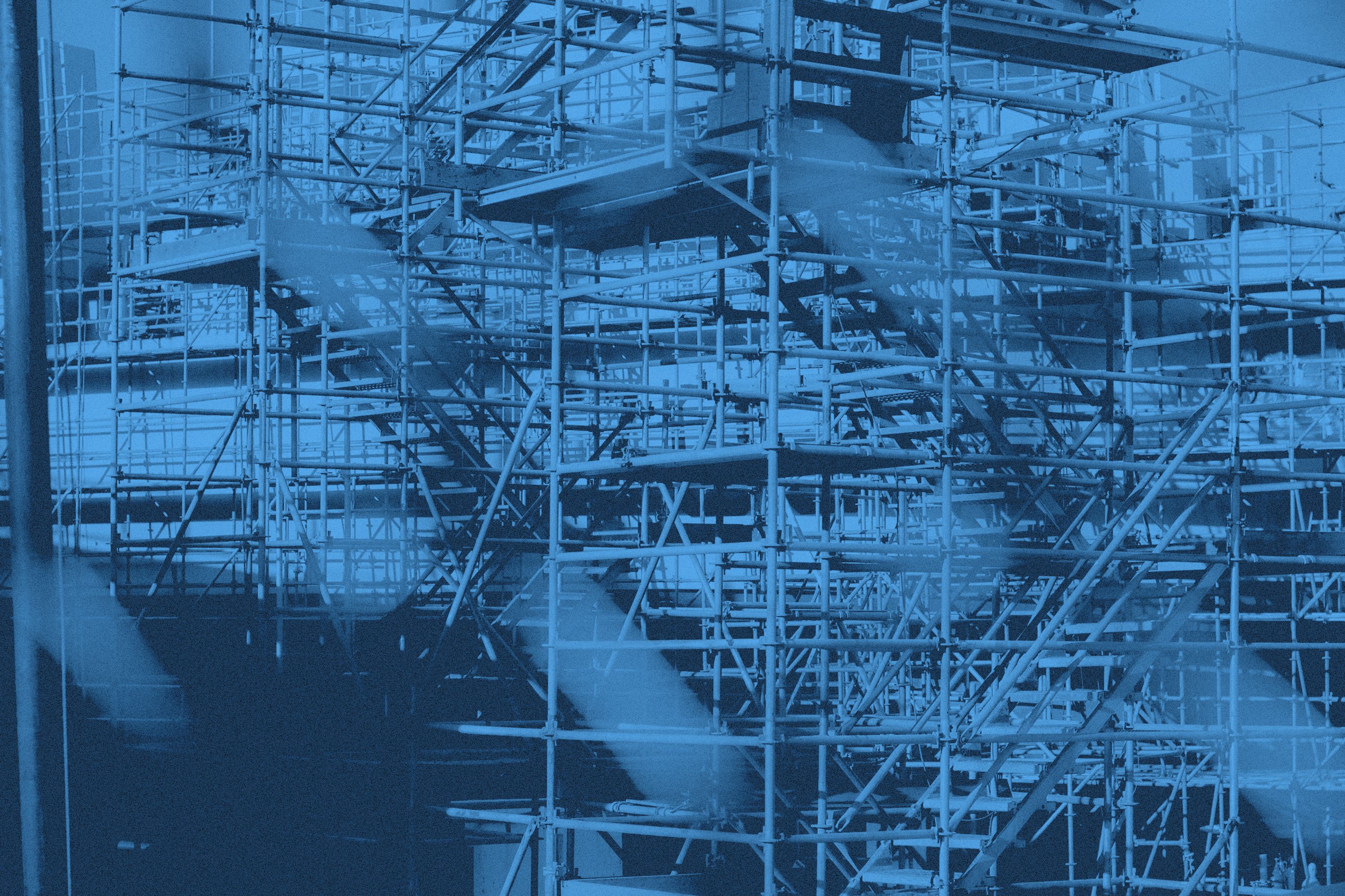 Ett gytter av byggnadsställningar