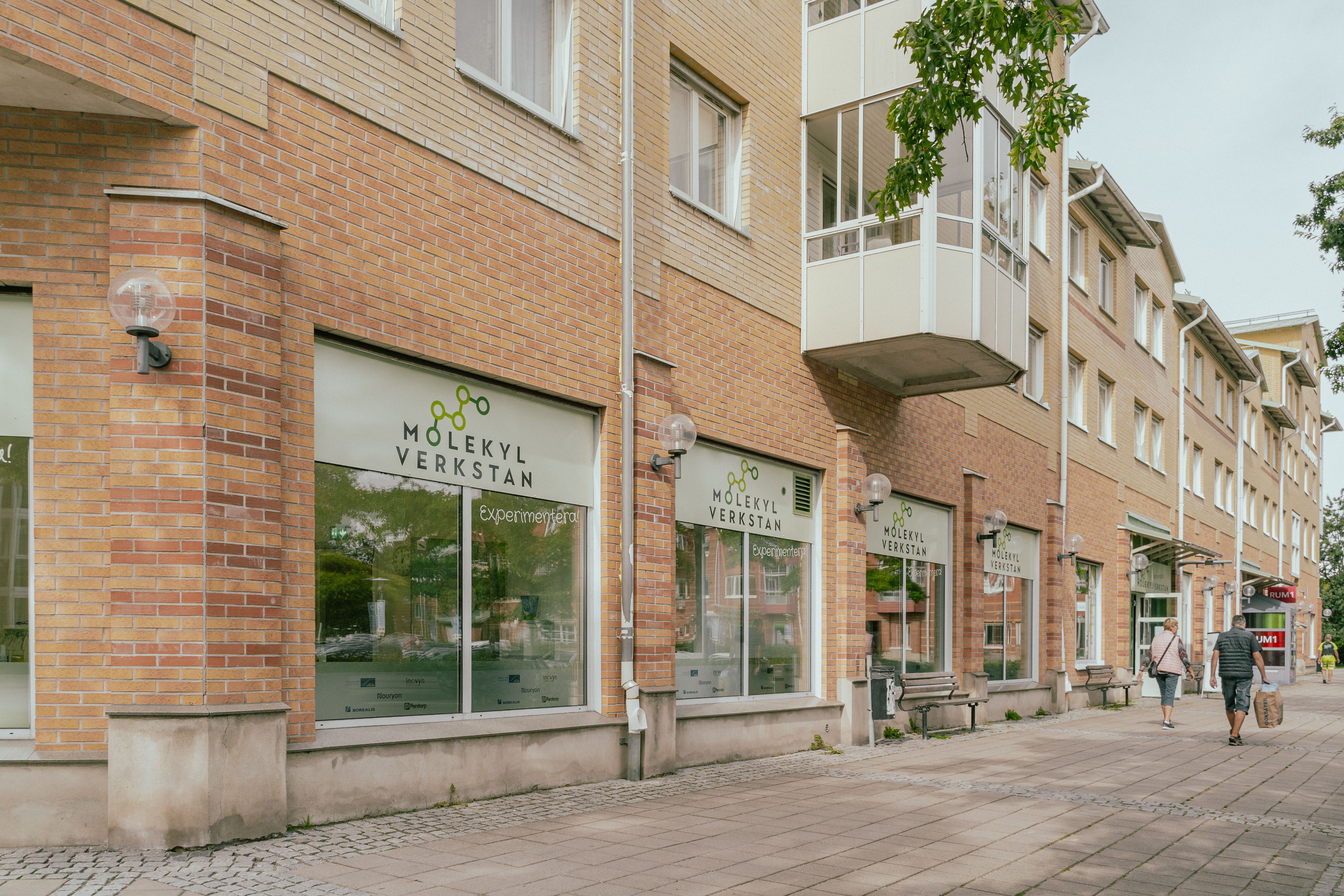 Husfasad och gånggata