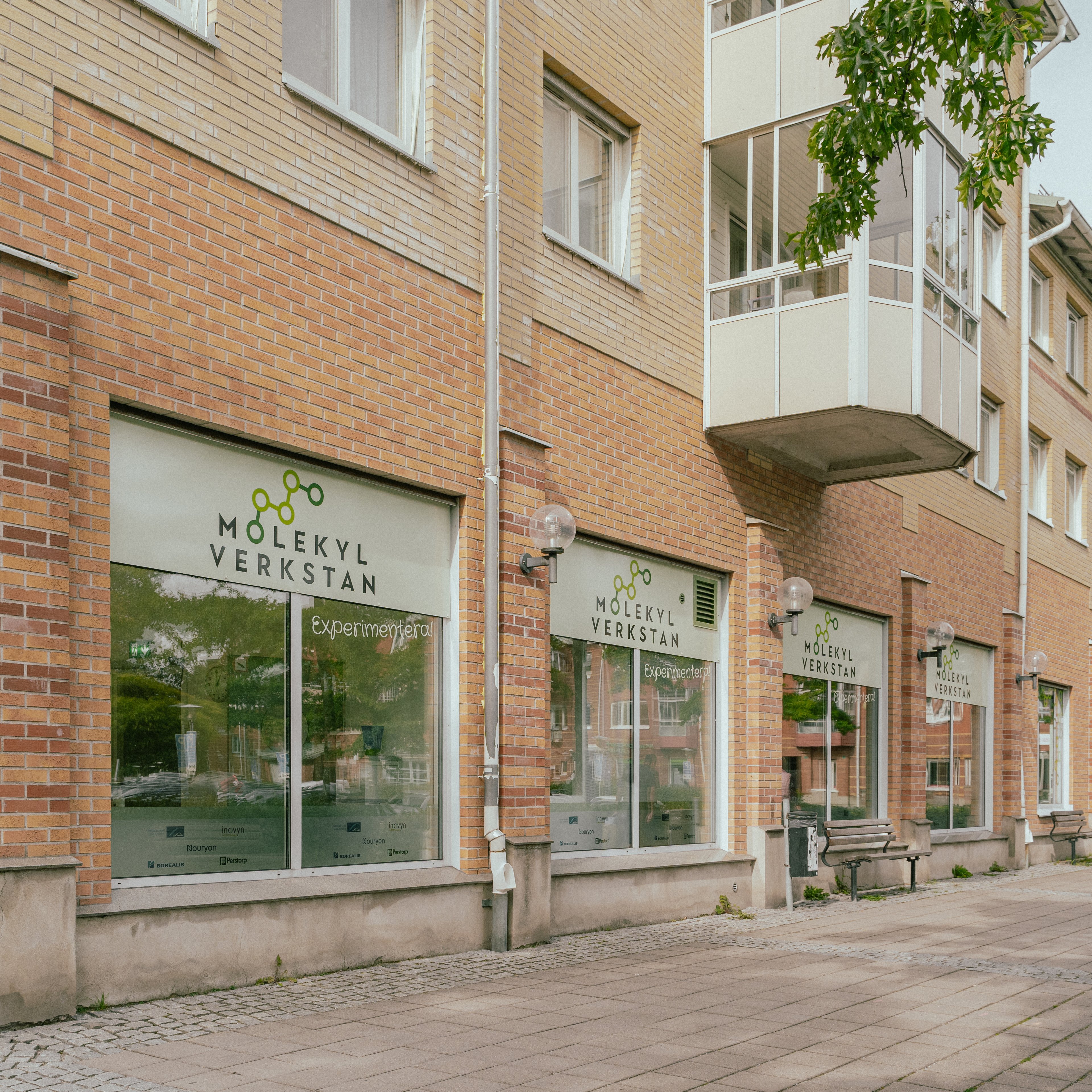 Husfasad och gånggata