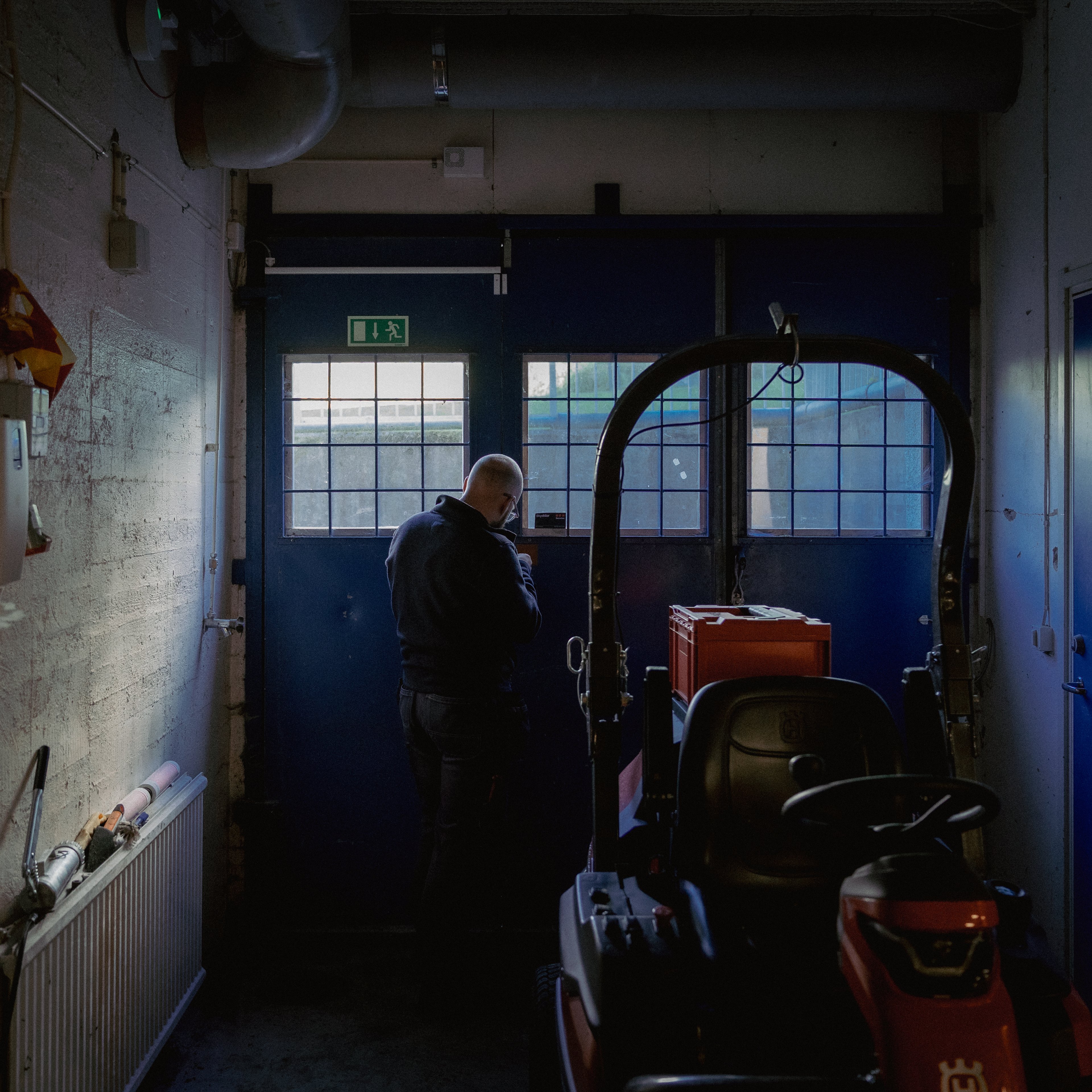 En man låser upp en port i en källare