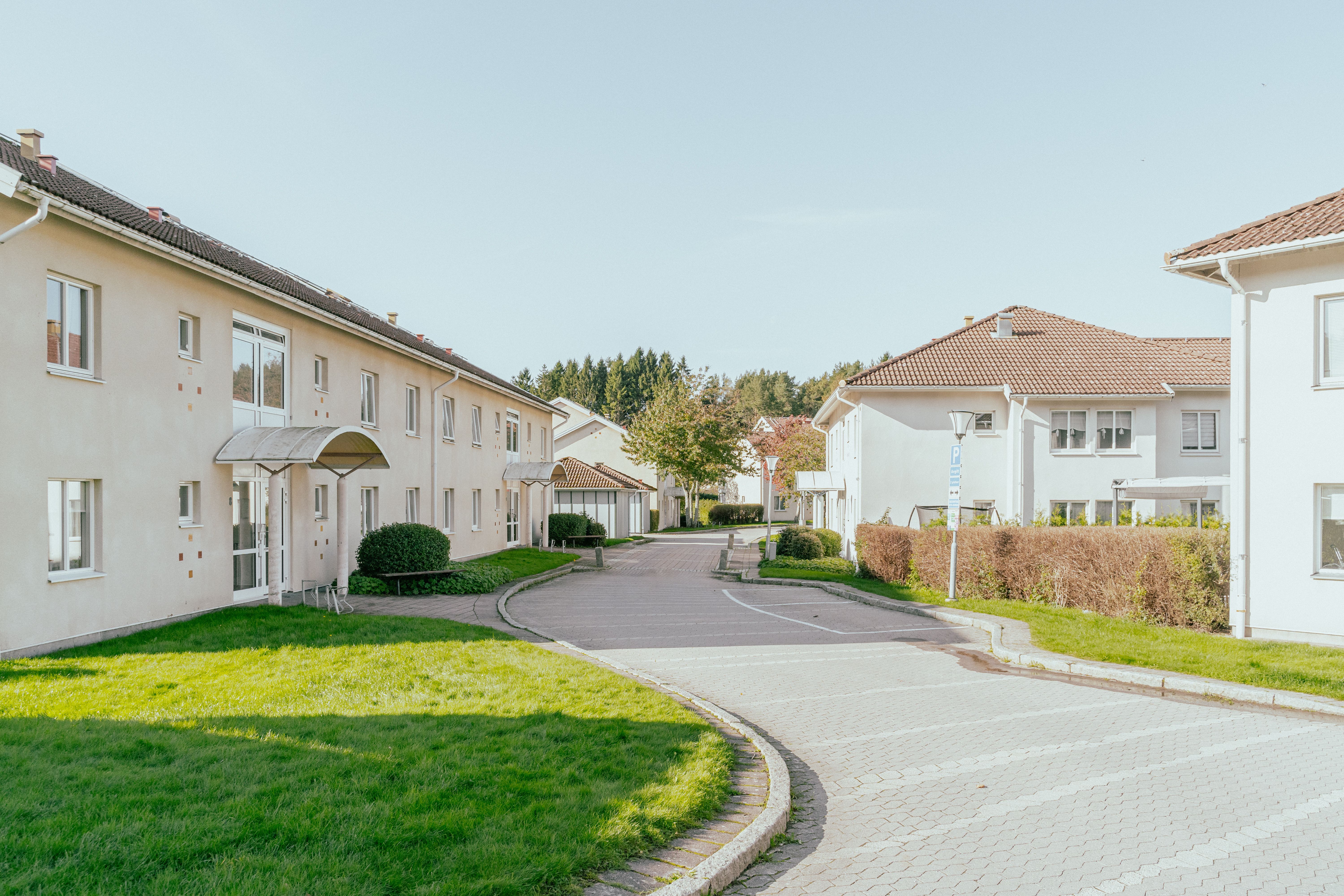 En mindre gata med tvåvåningshus på vardera sidan