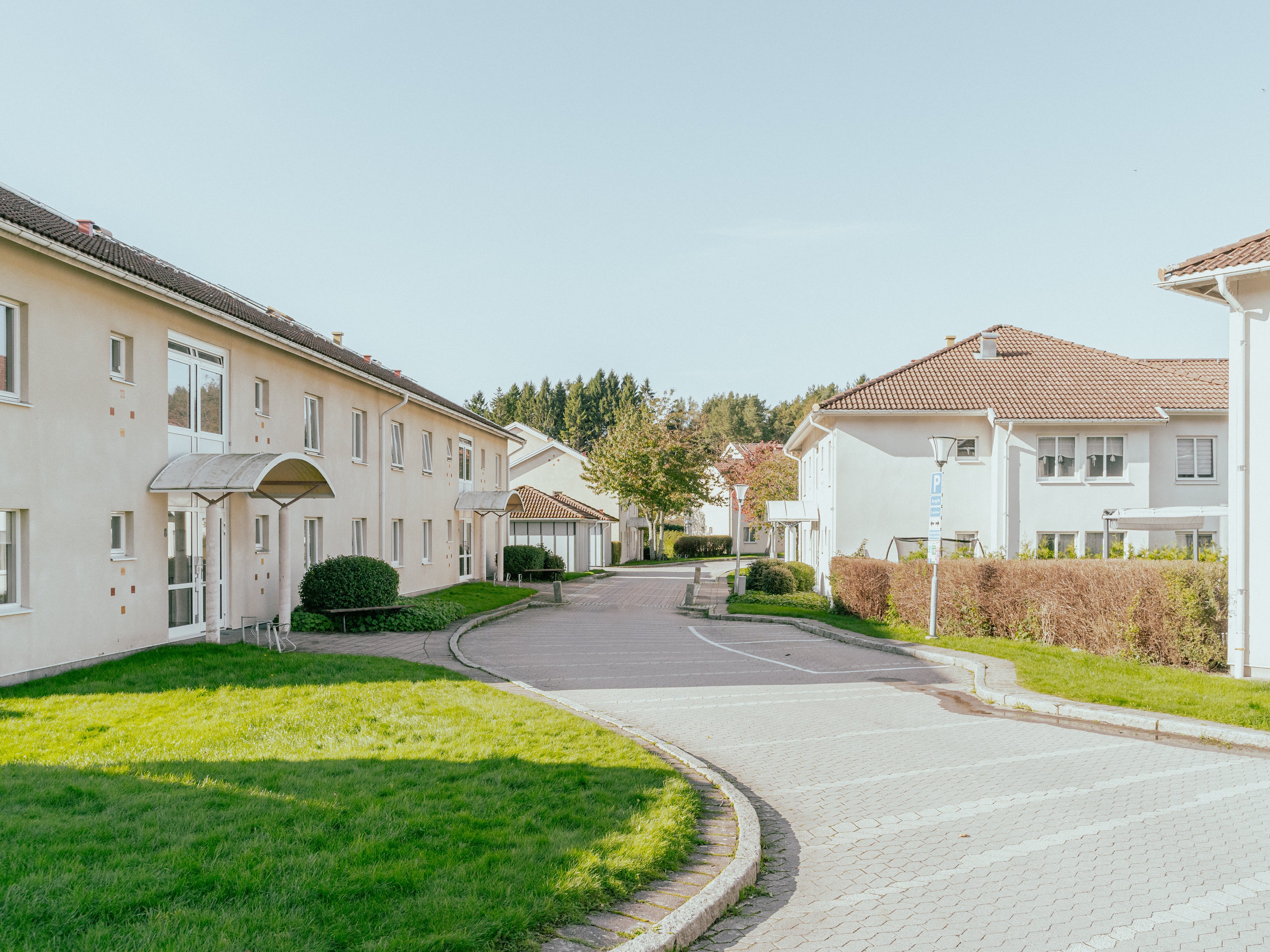En mindre gata med tvåvåningshus på vardera sidan