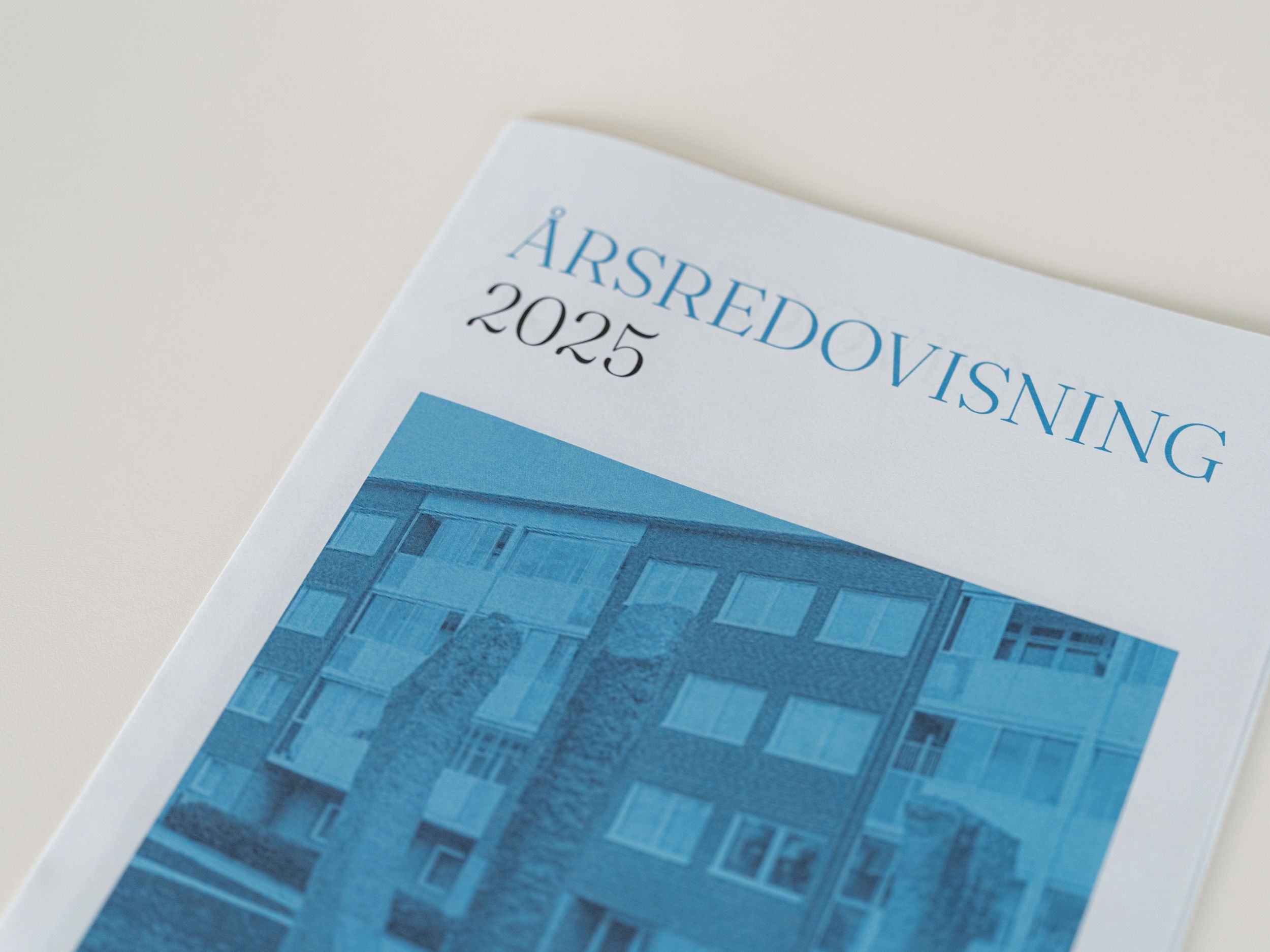 Detaljer av framsidan till årsredovisning 2025