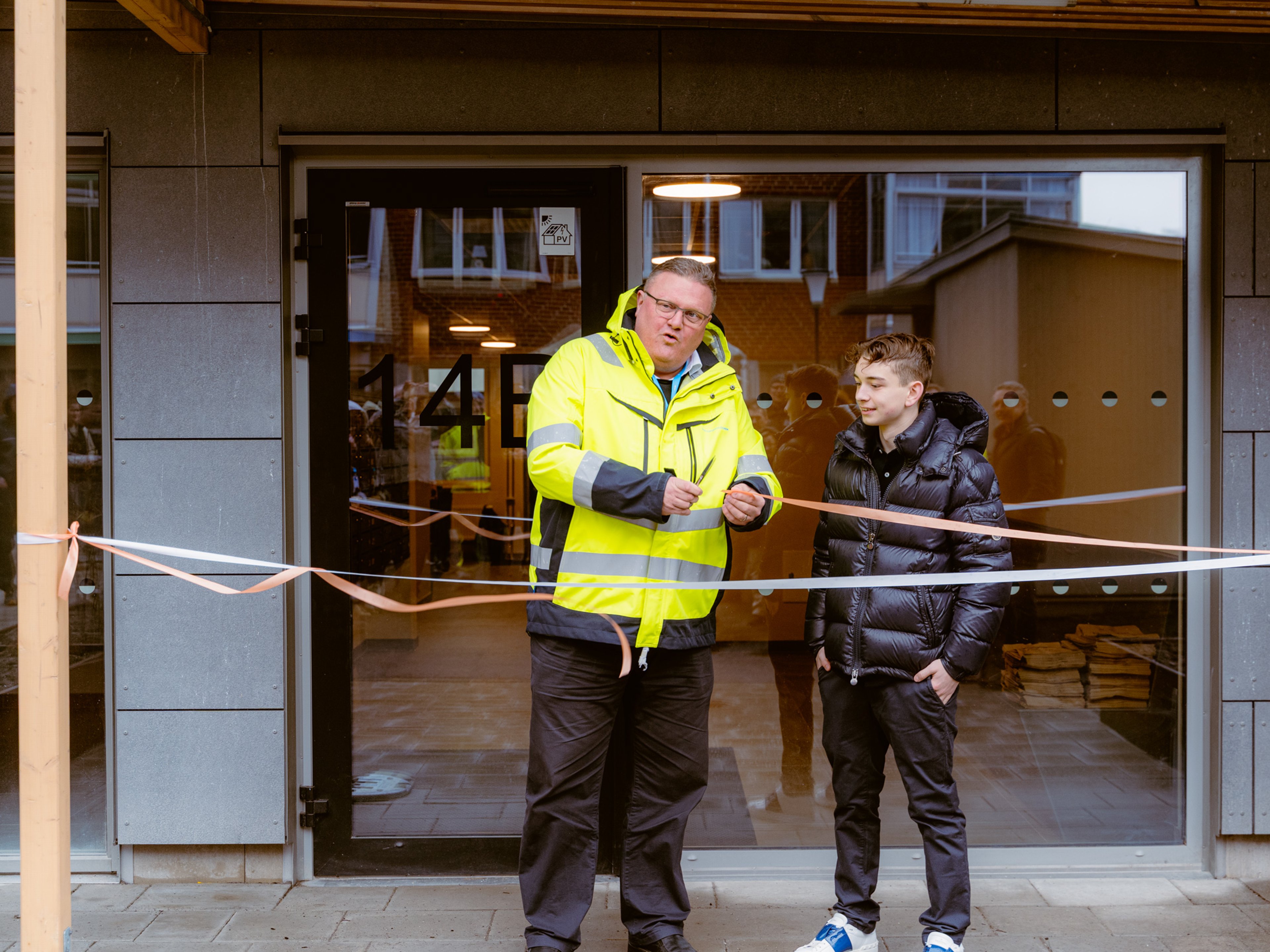 En medarbetare klipper ett band