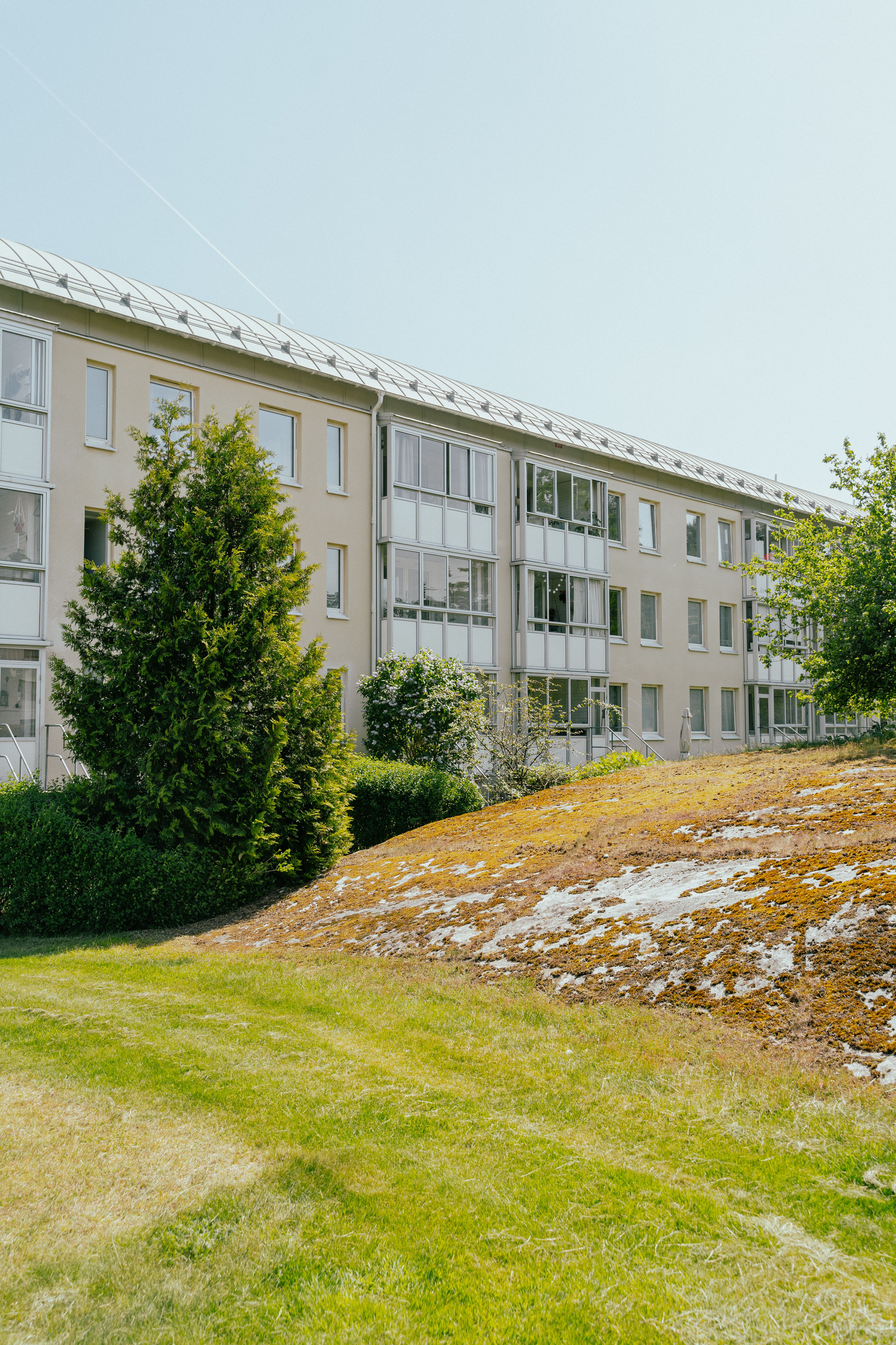 En bergsknalle framför ett trevångingshus