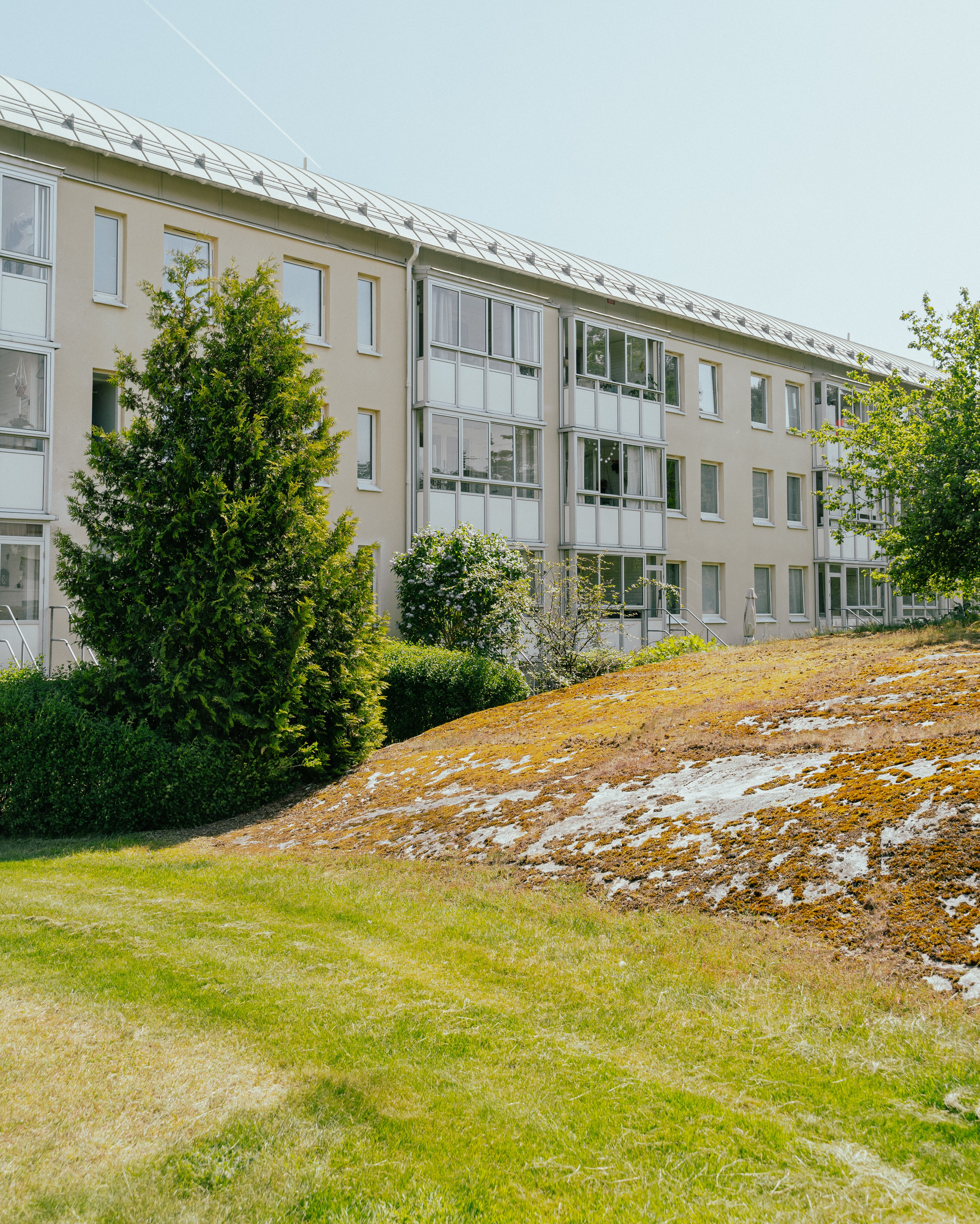 En bergsknalle framför ett trevångingshus