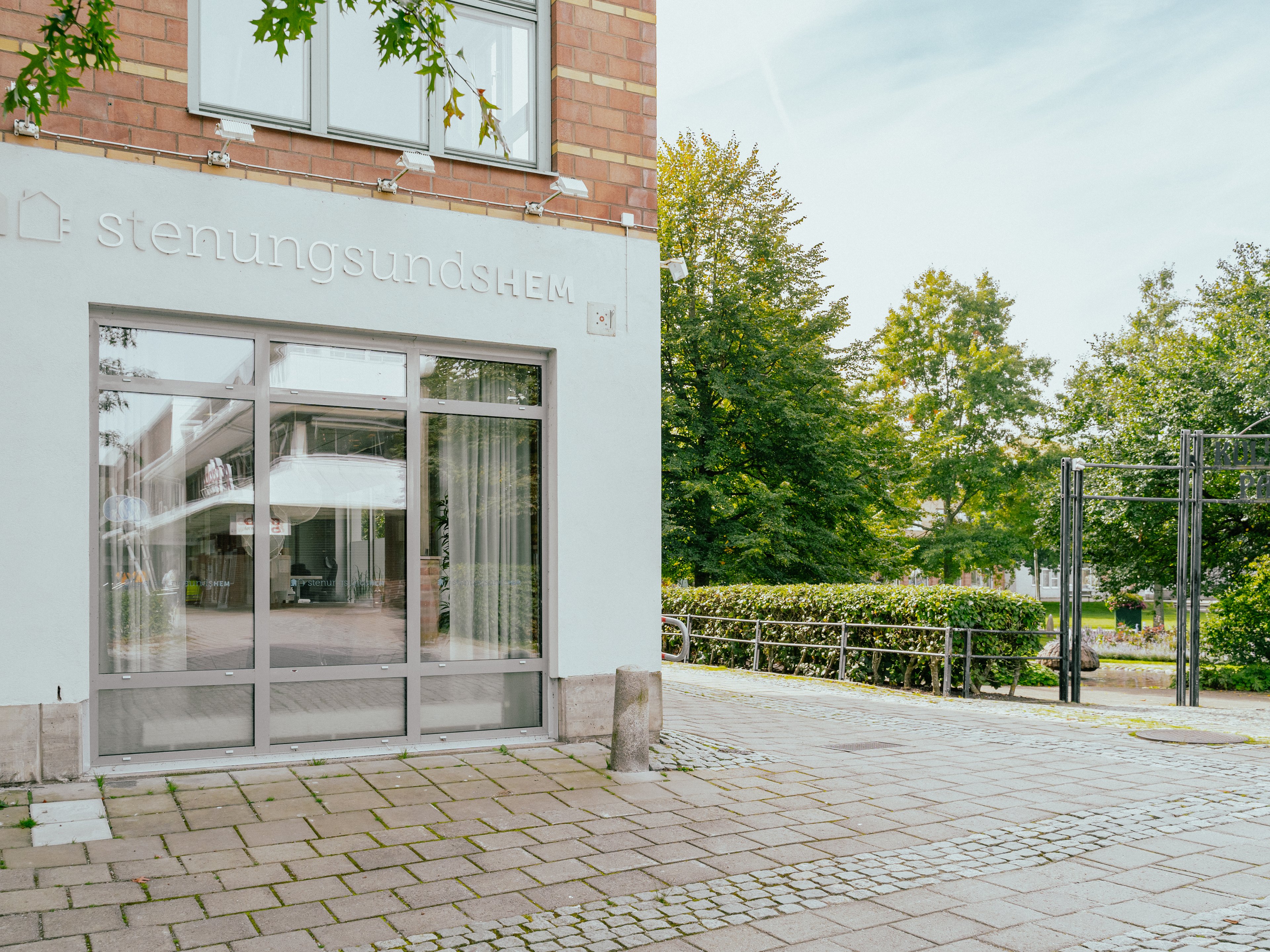 Ett skyltfönster och en skylt med Stenungsundshems logotyp