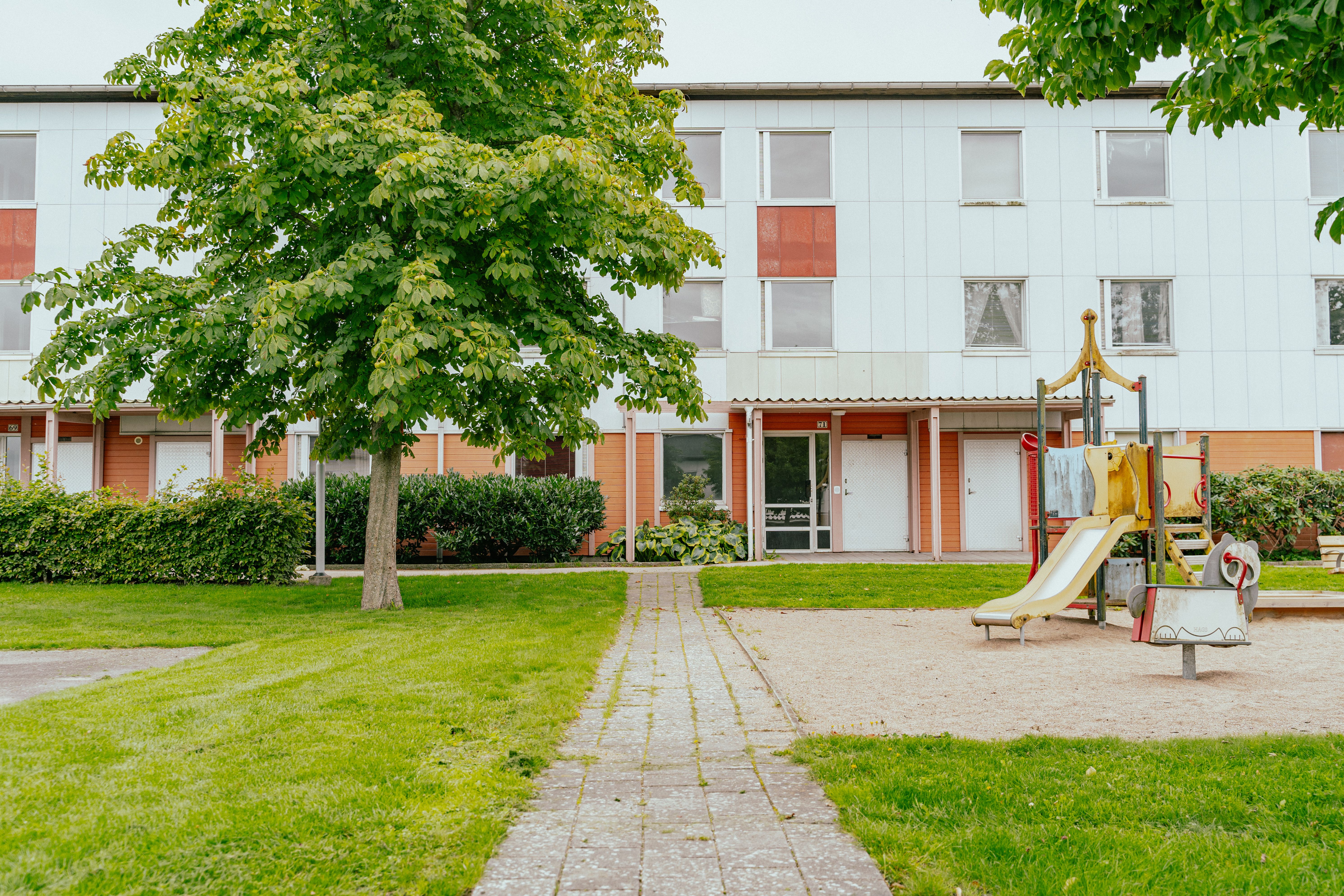 En lekplats framför ett hus