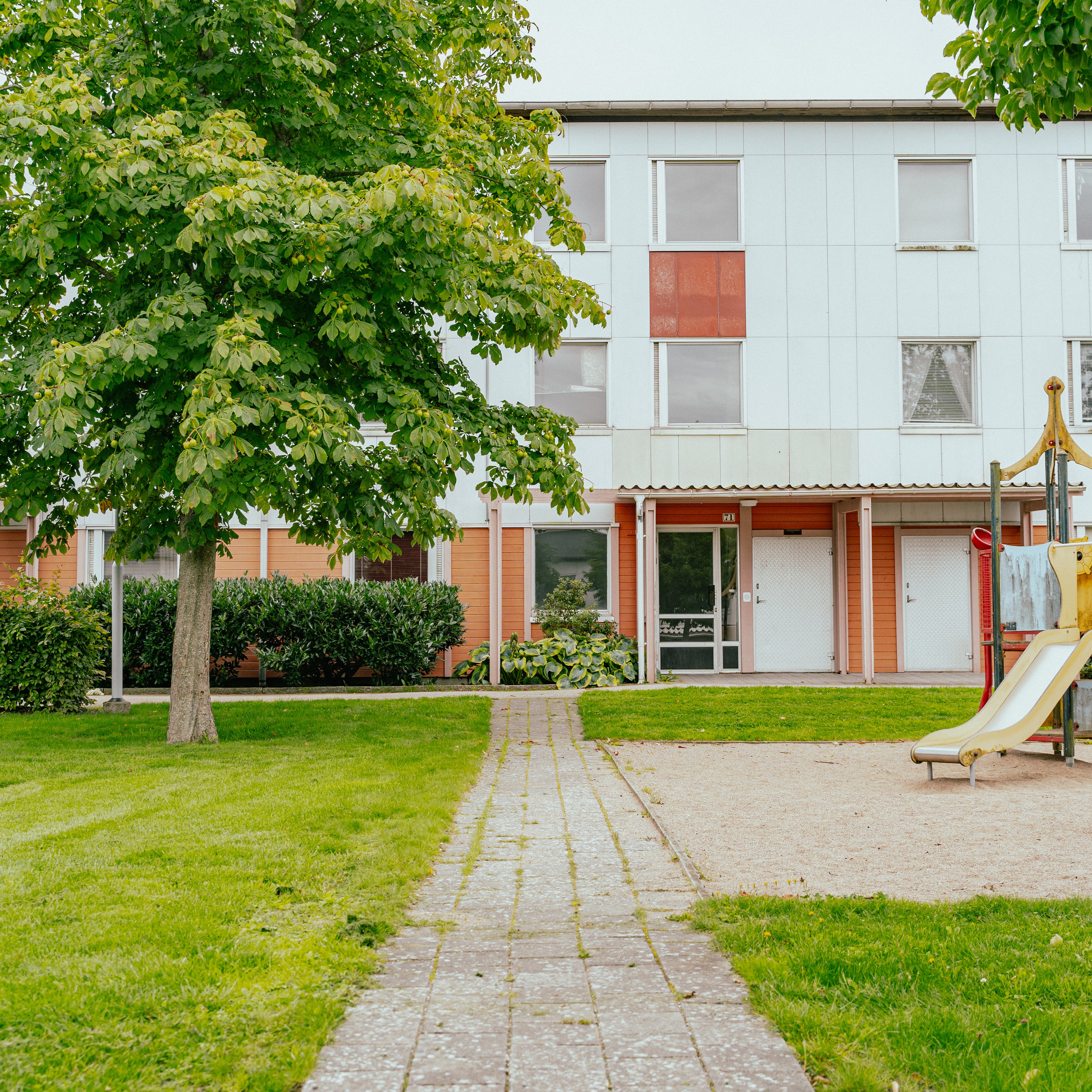En lekplats framför ett hus
