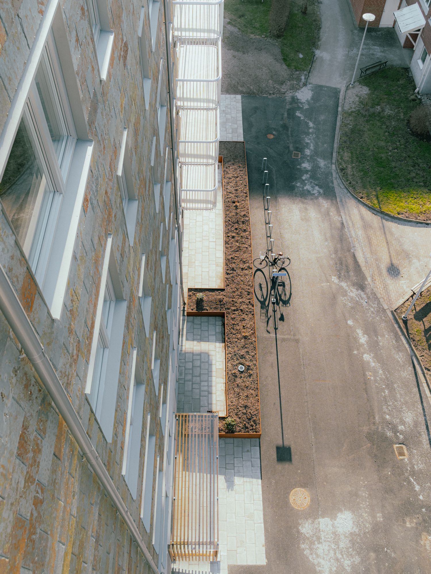 Vy från balkong i höghus ner mot gatan