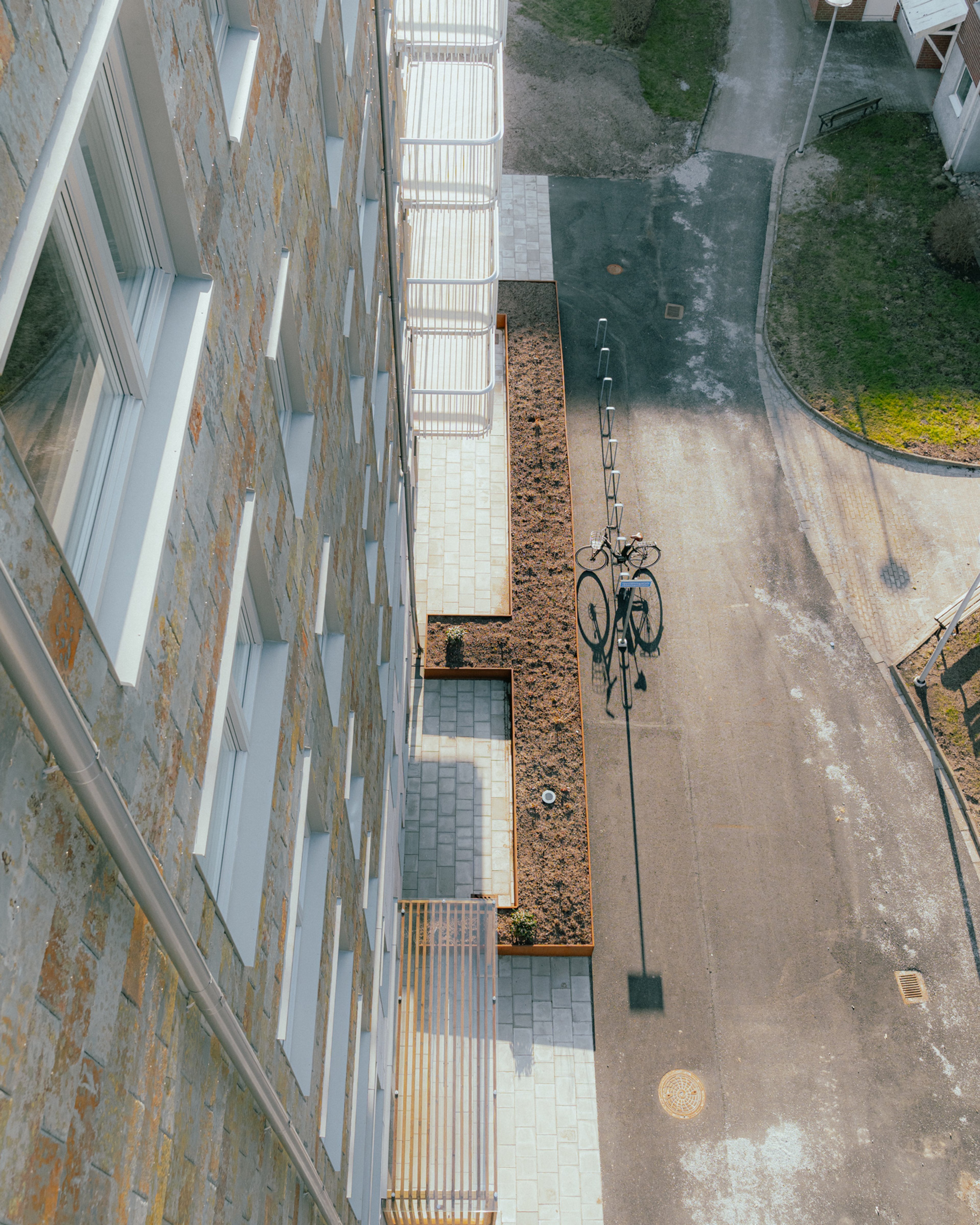 Vy från balkong i höghus ner mot gatan
