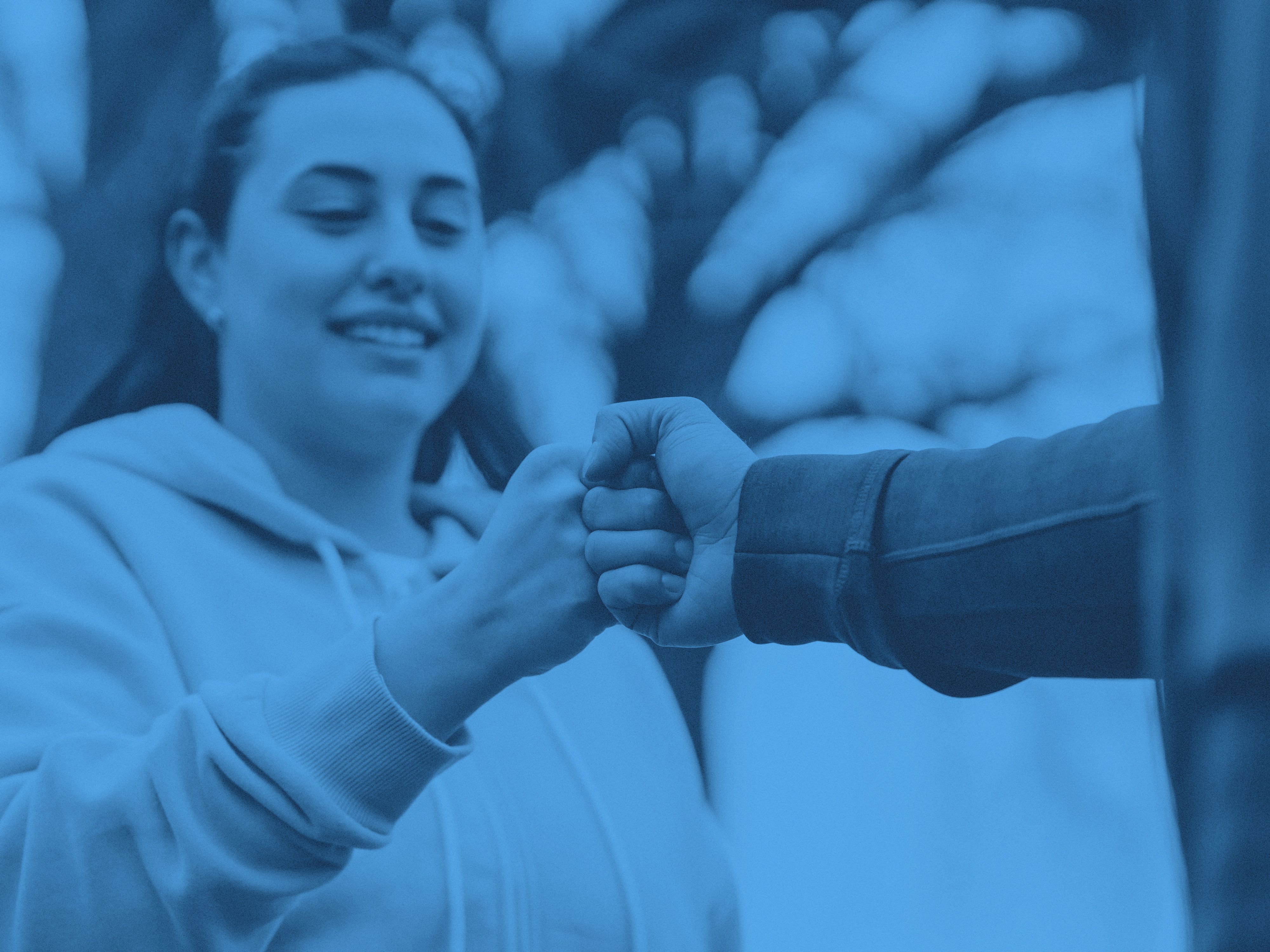 En tjej som ger en fistbump