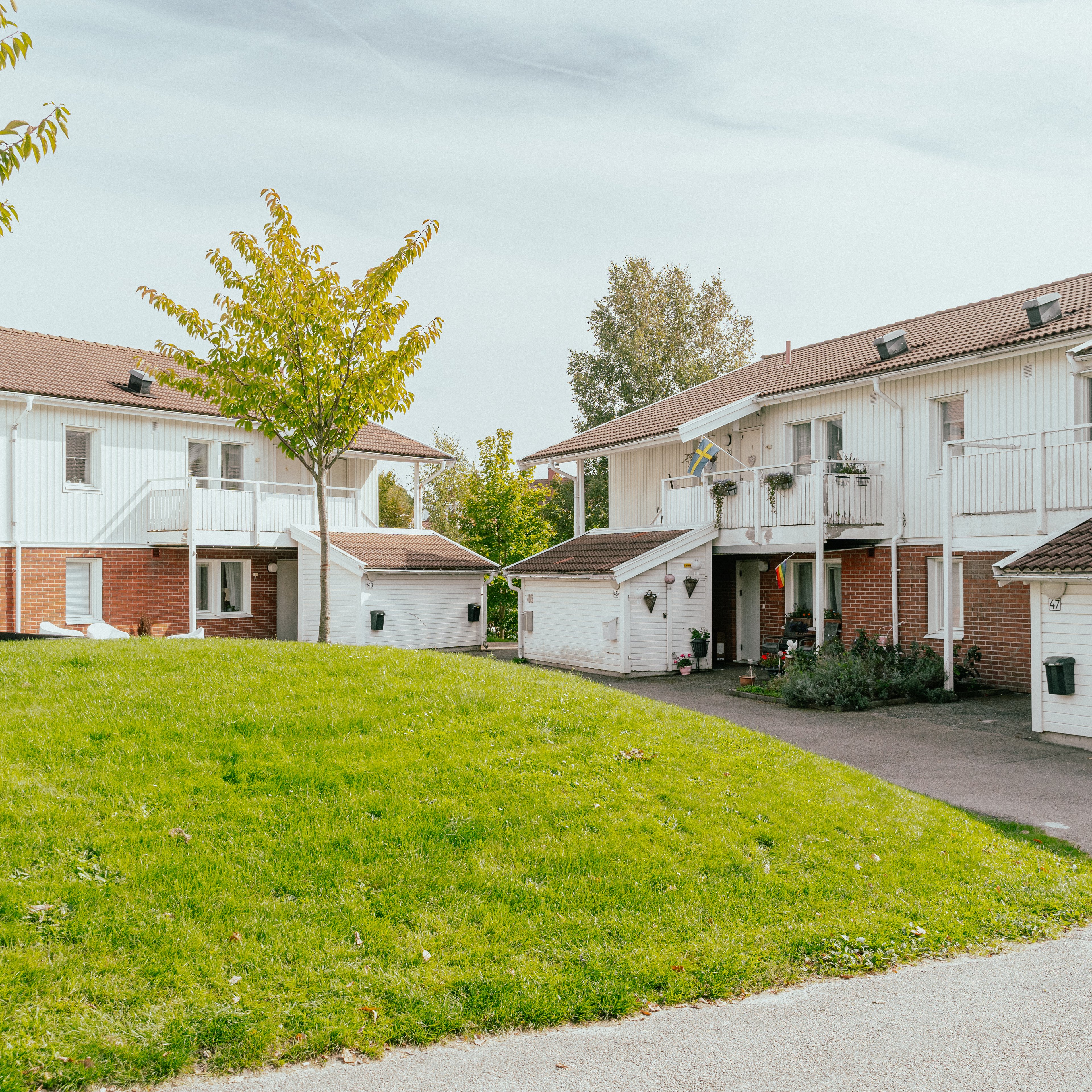 En gård med en upphöjd gräsyta i mitten, hus runtomkring