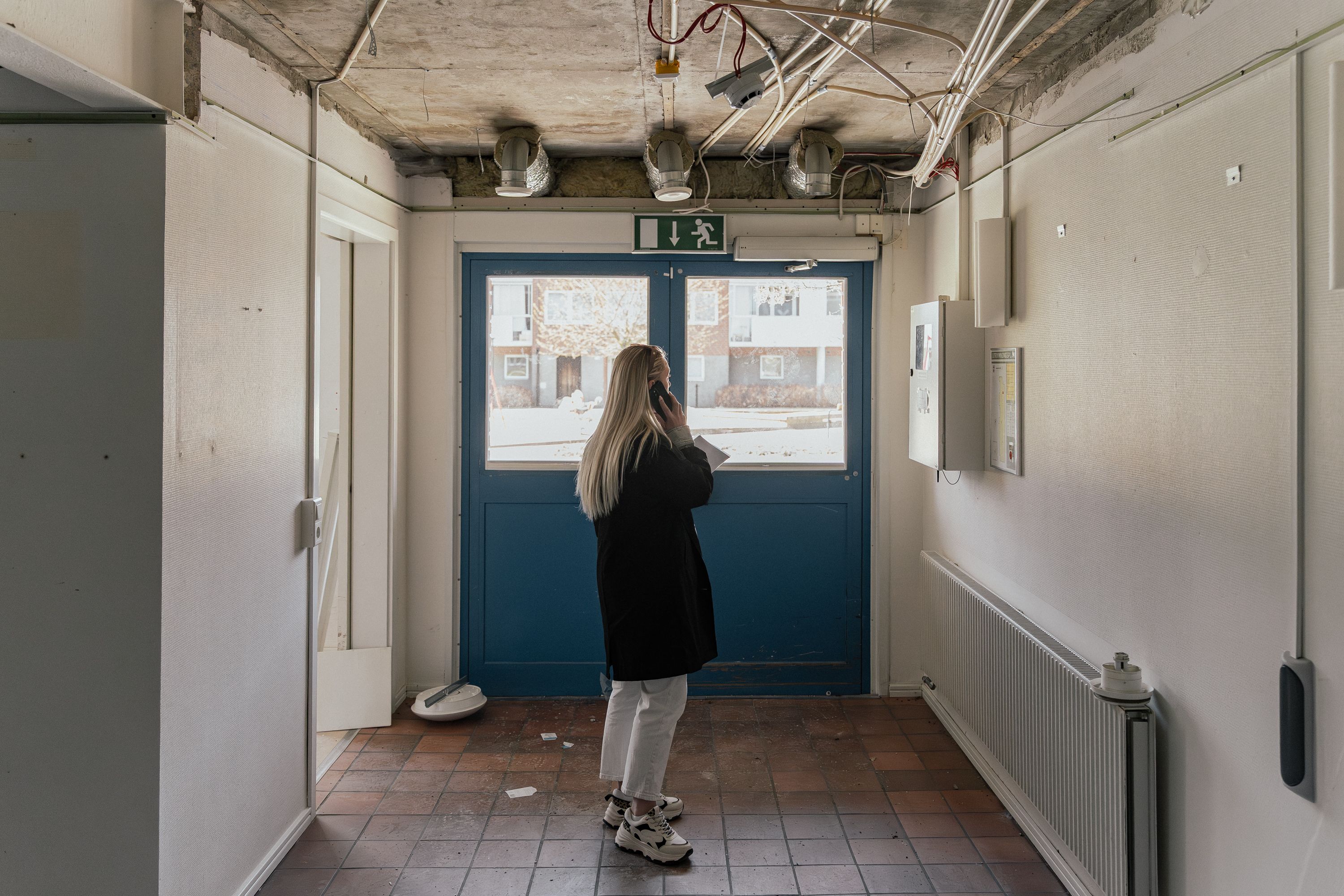 En medarbetare står vid en entré