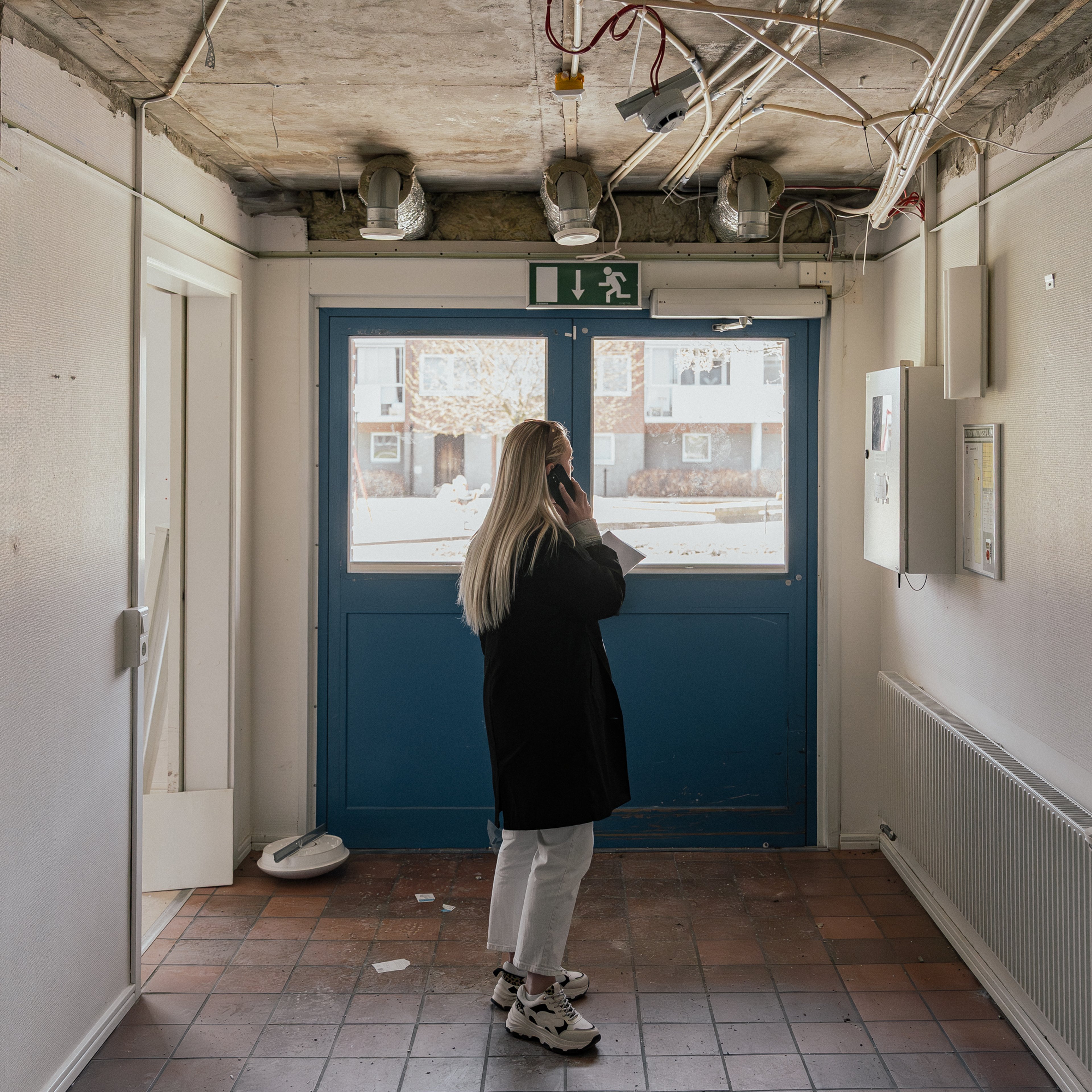 En medarbetare står vid en entré