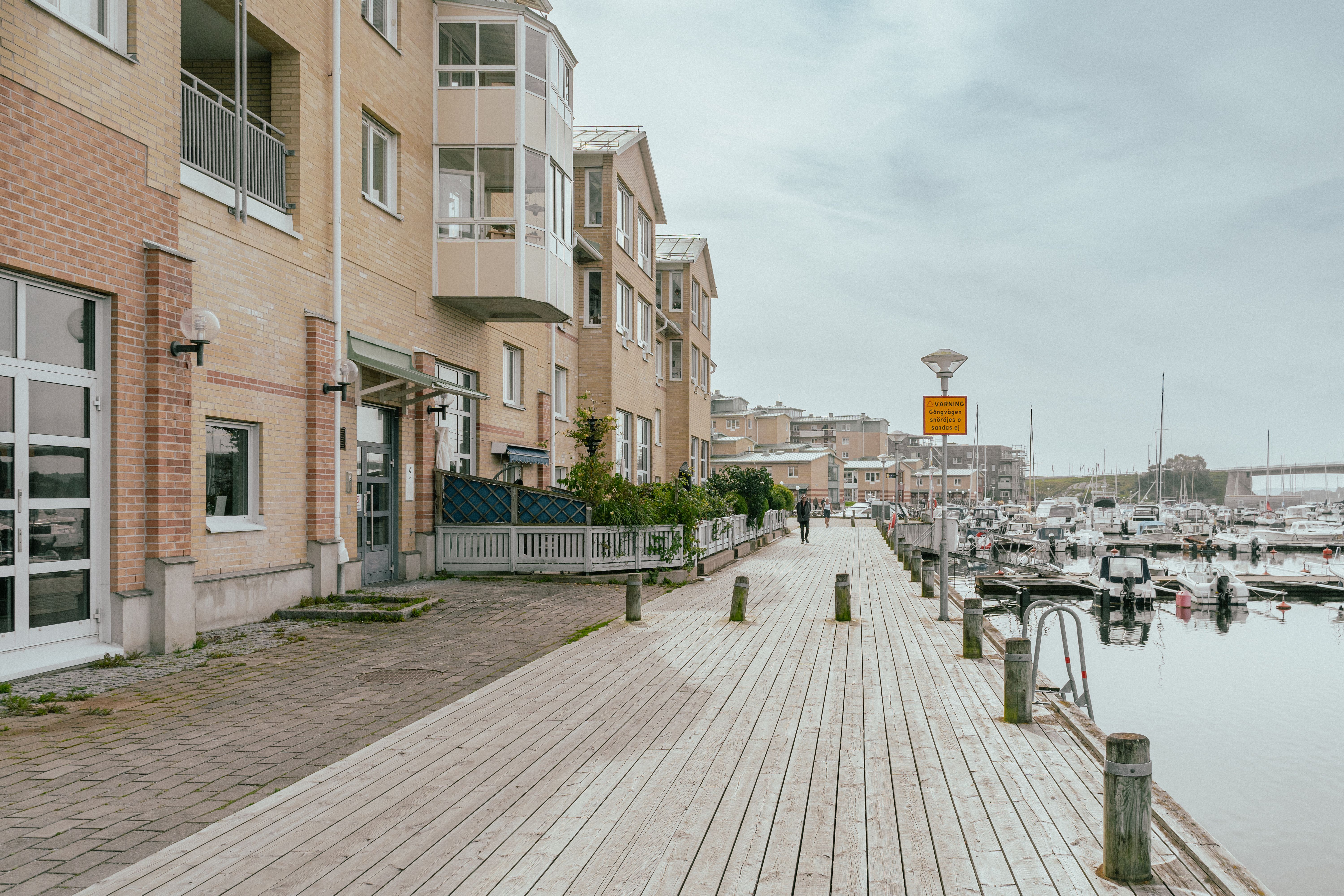En husfasad som vätter mot en brygga och småbåtshamn