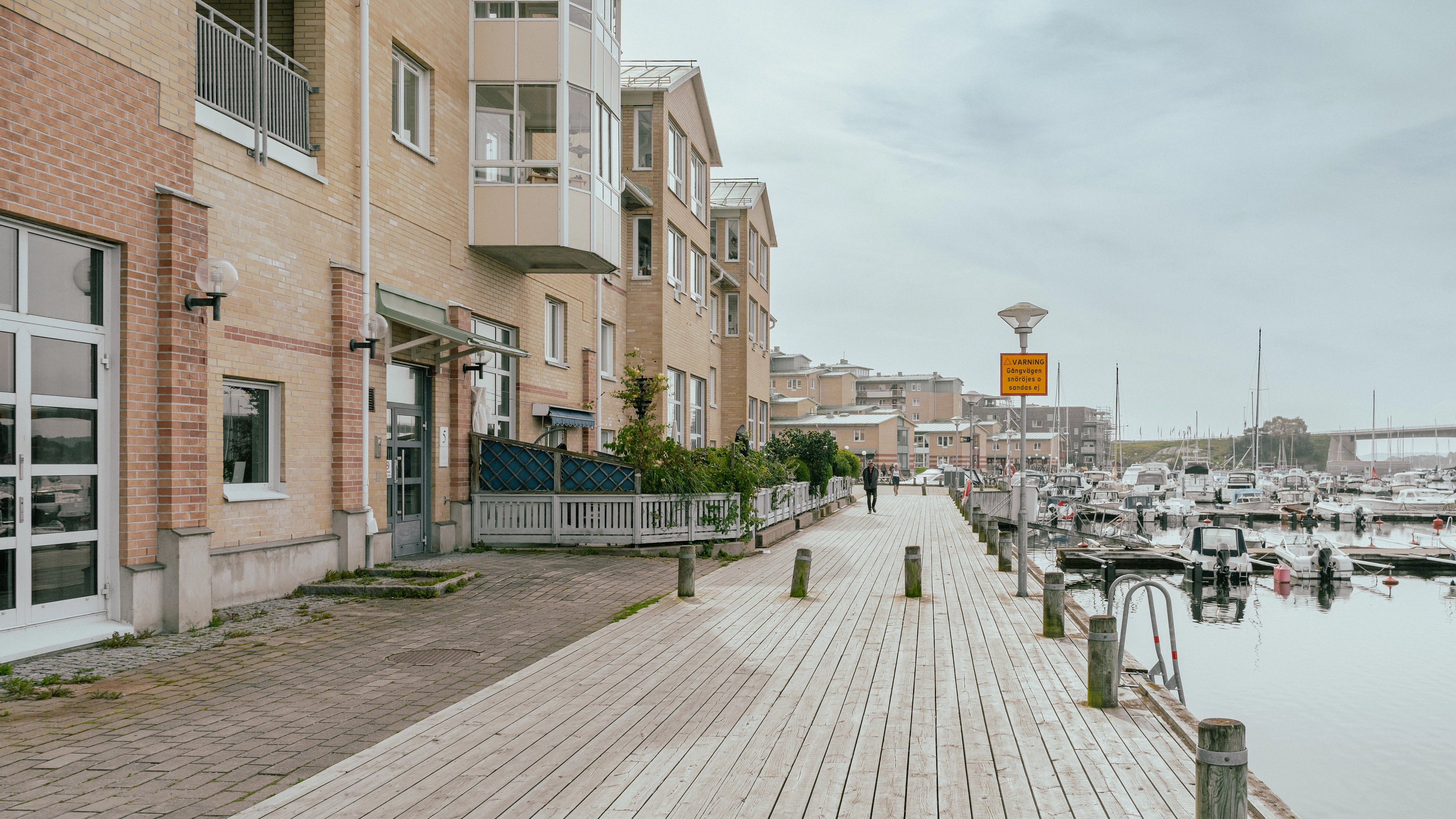 En husfasad som vätter mot en brygga och småbåtshamn