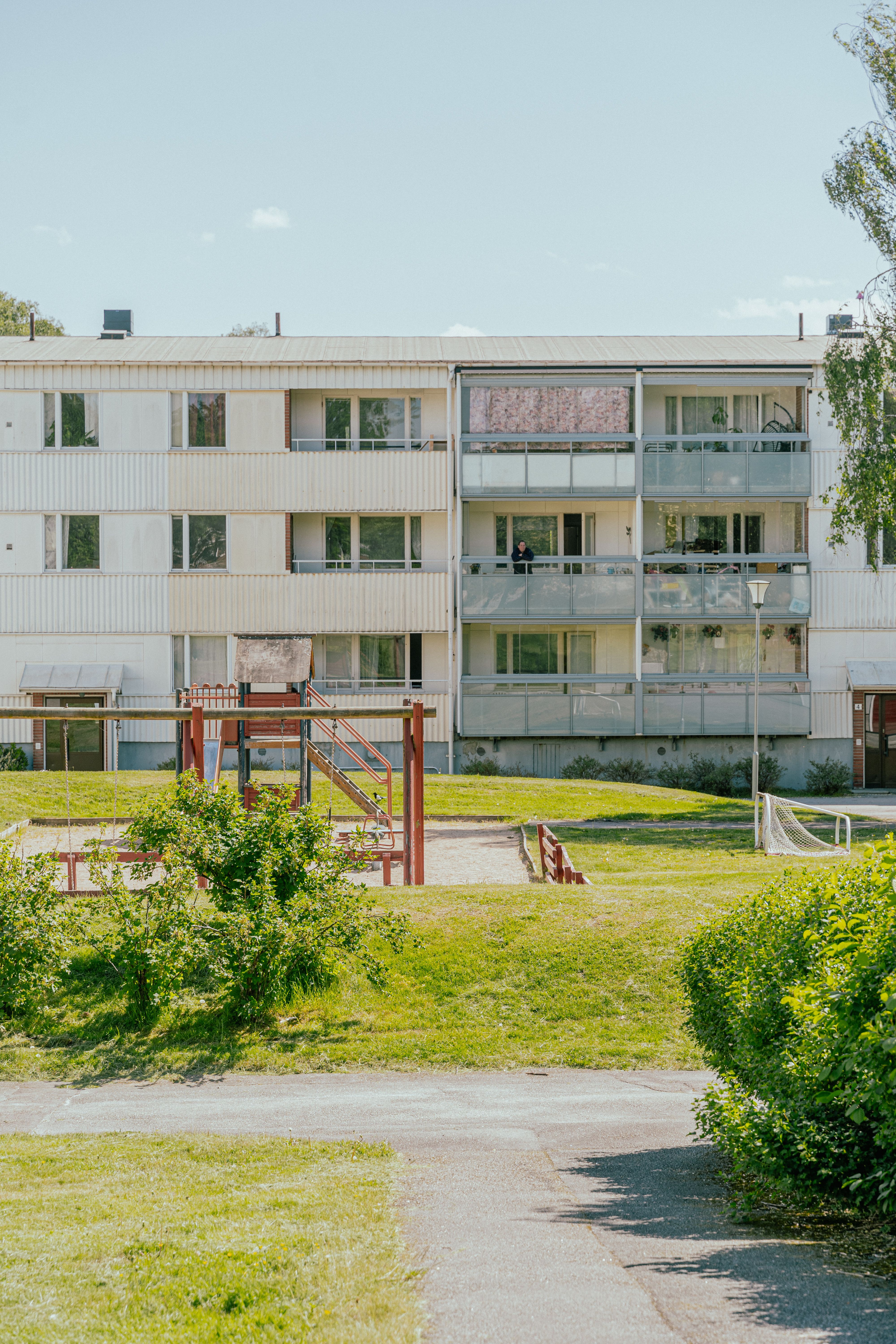 En lekplats på en gård mellan hus