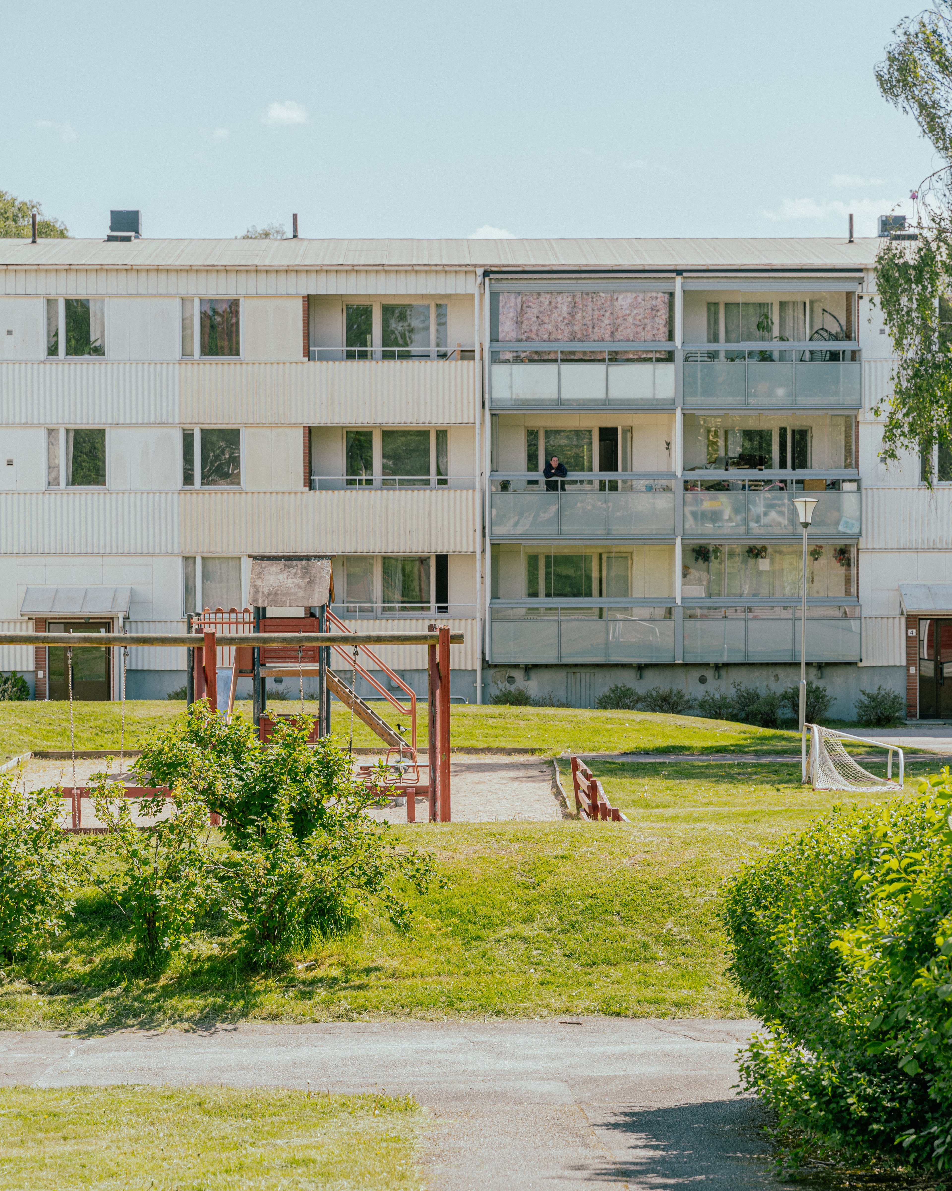 En lekplats på en gård mellan hus