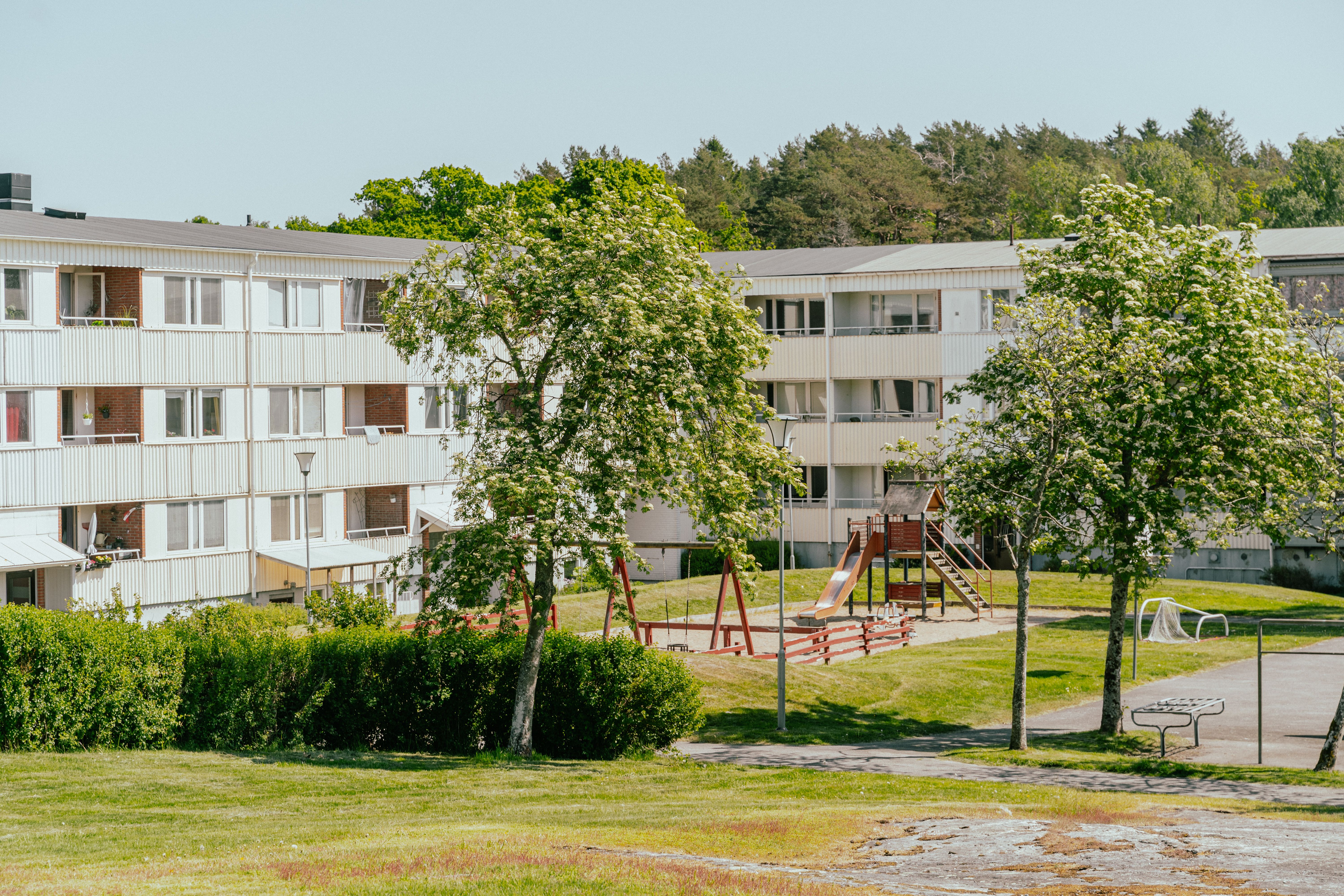 En innergård med en stor lekplats i mitten