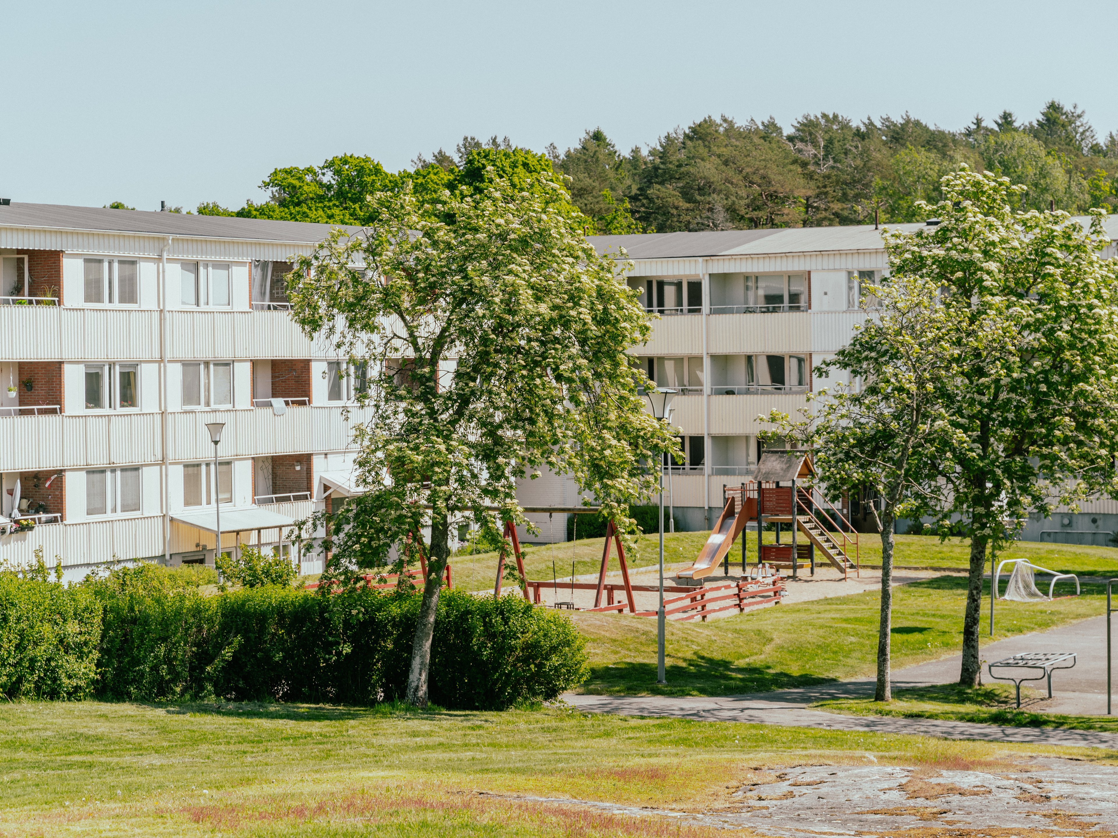 En innergård med en stor lekplats i mitten