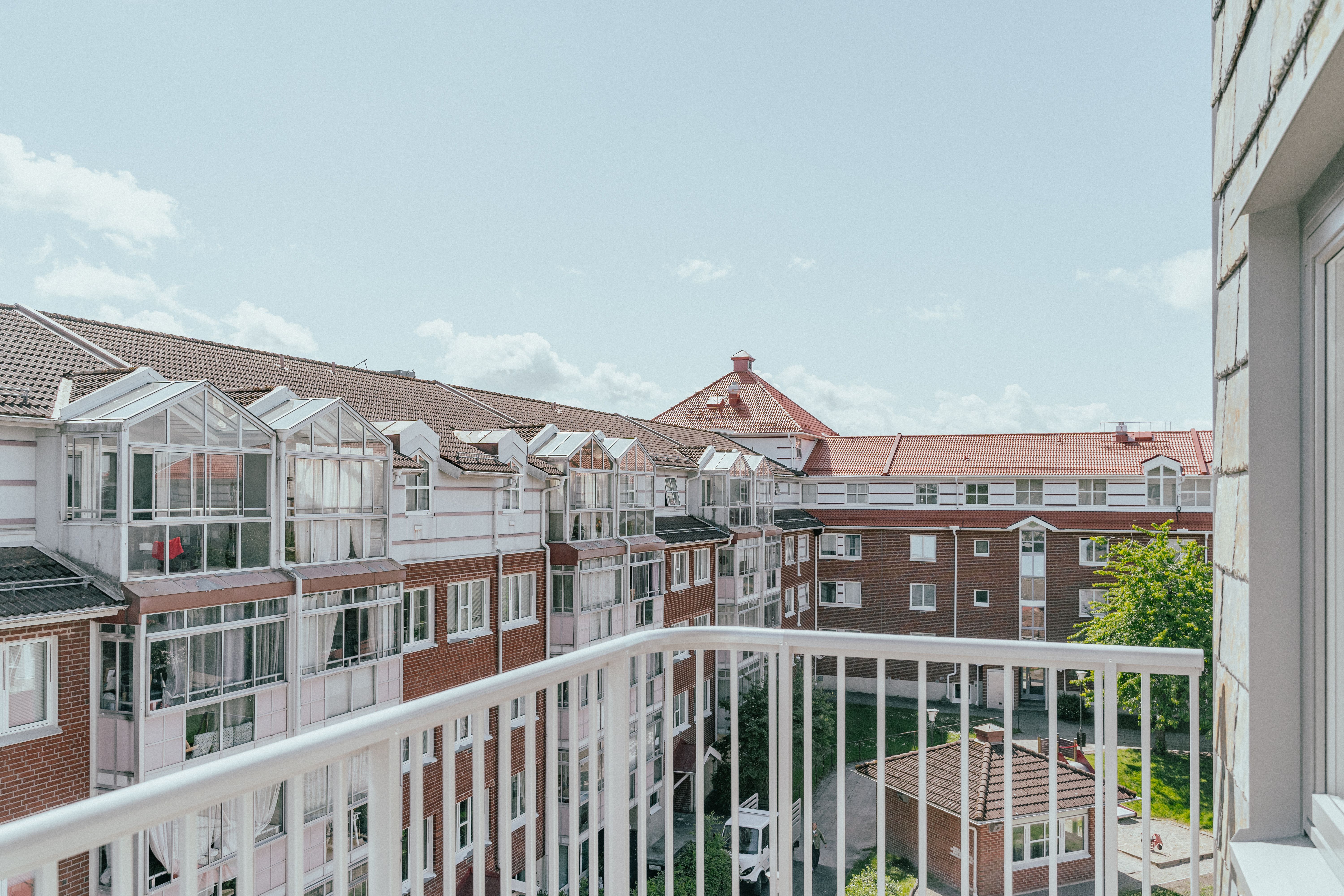Utsikt över gård från balkong på fjärde våningen