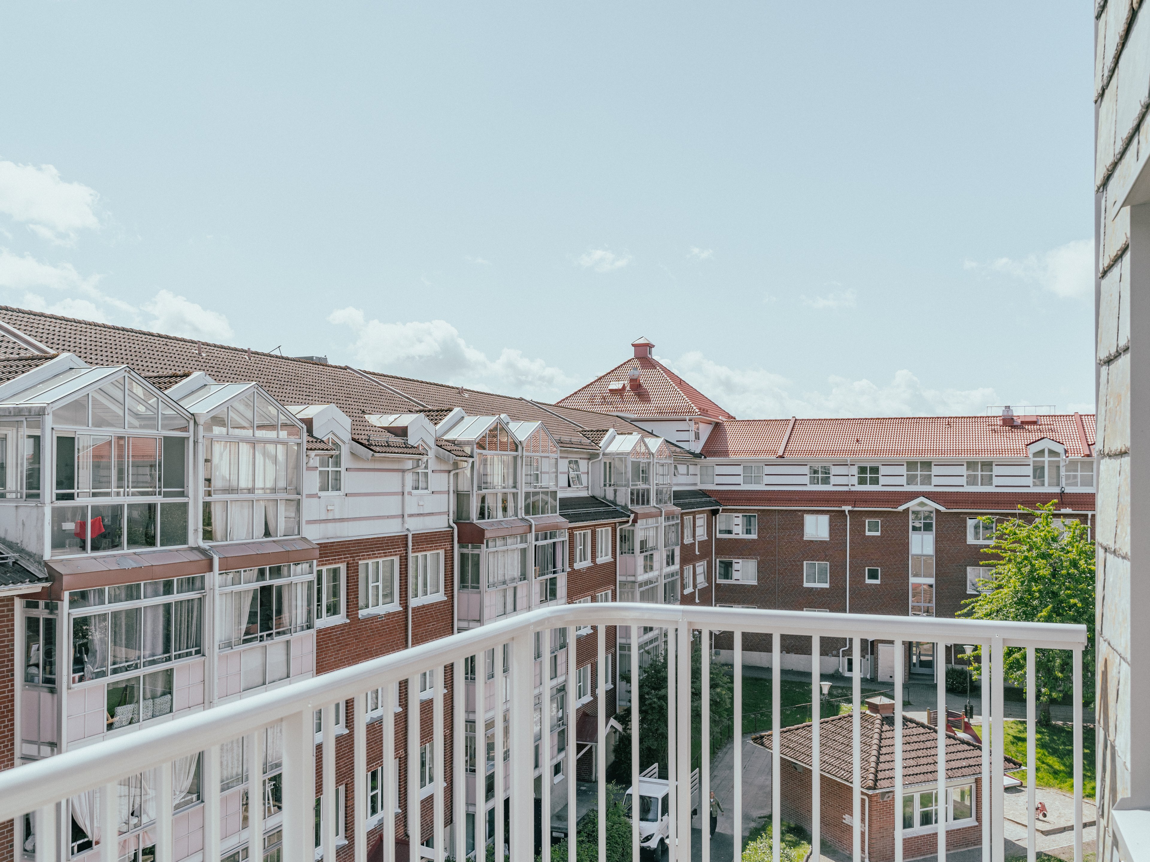 Utsikt över gård från balkong på fjärde våningen