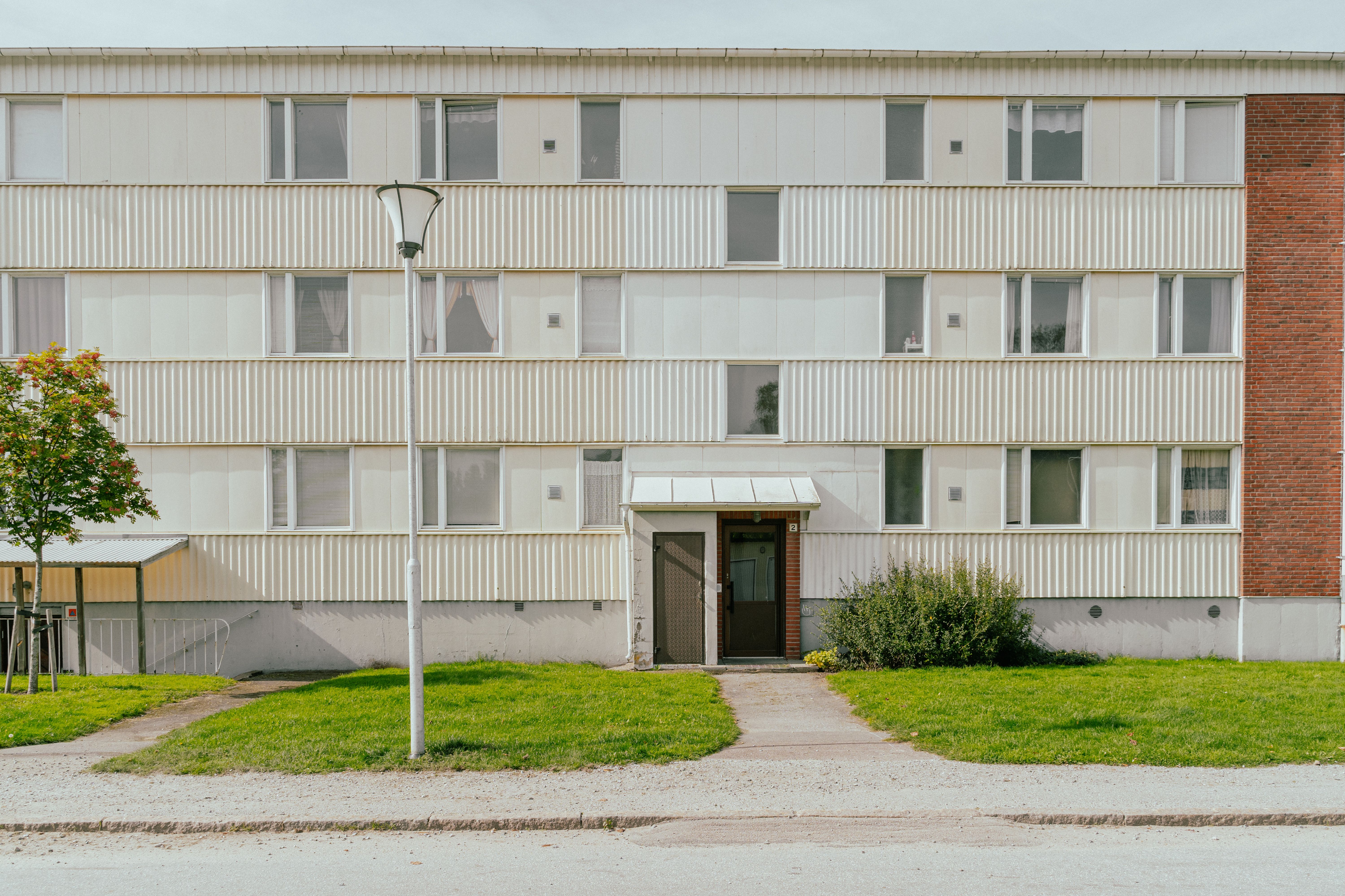 En entré till ett trevåningshus