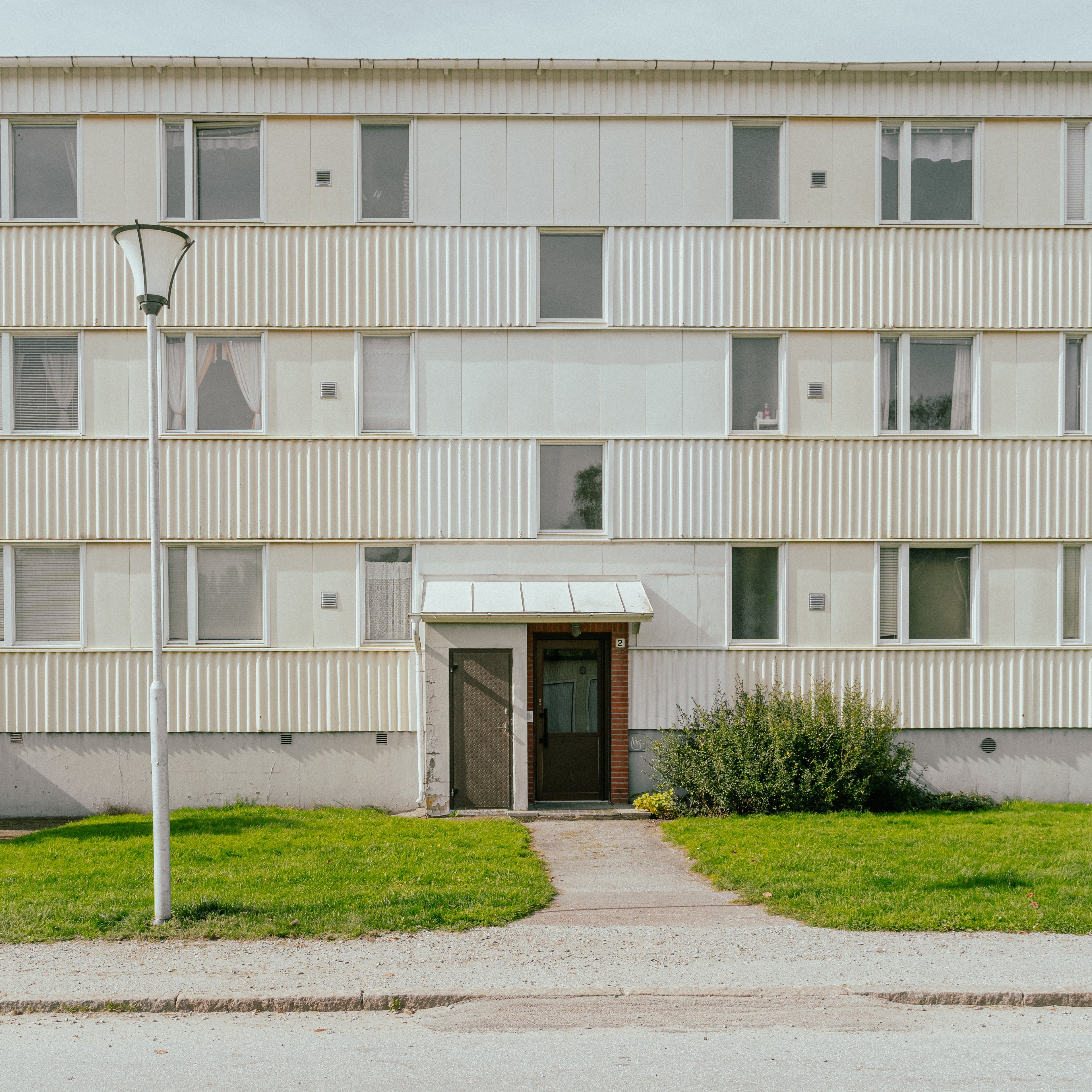 En entré till ett trevåningshus