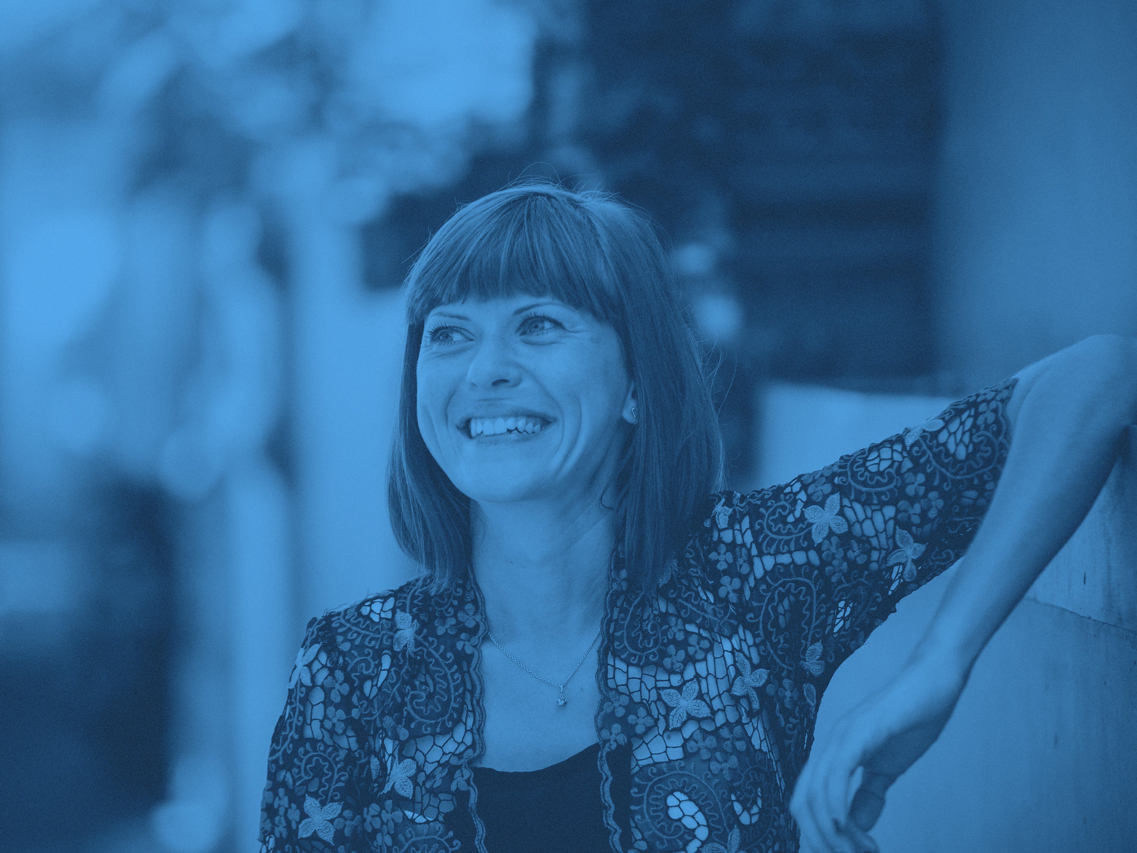 En medelålders kvinna ler