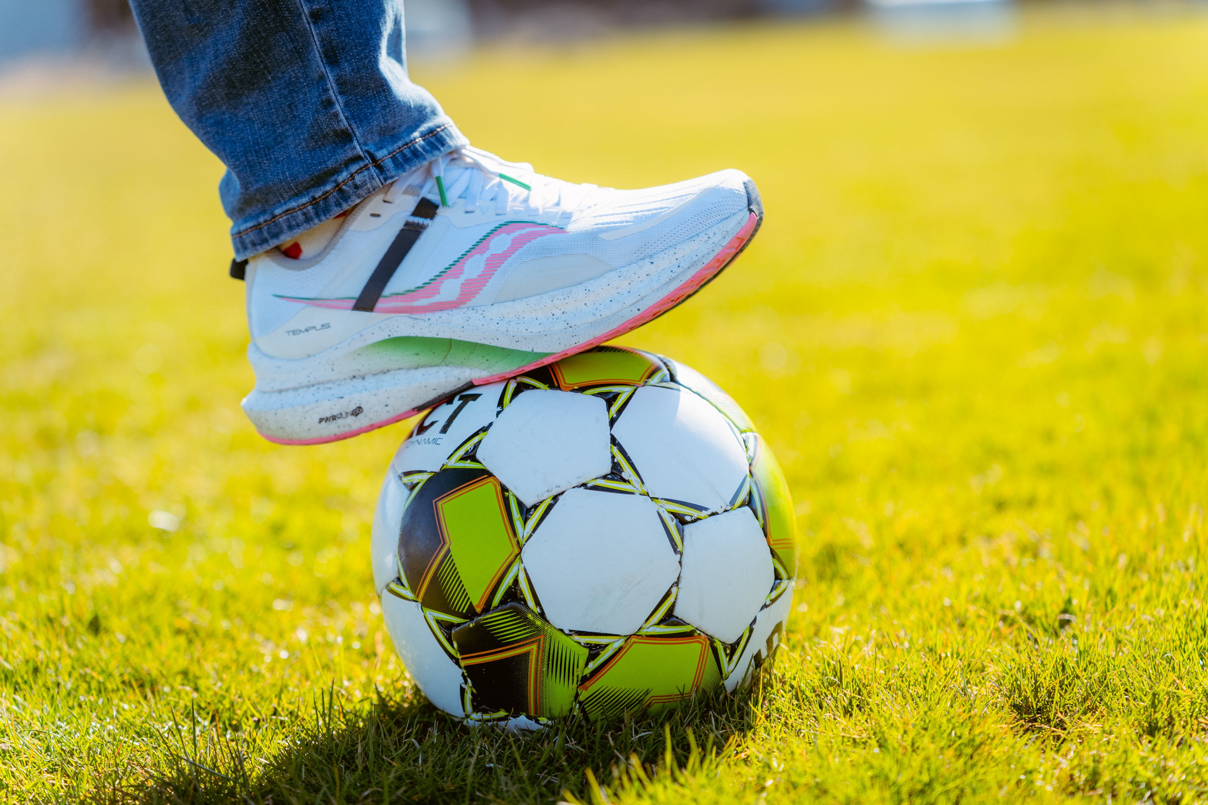 En fot som står på en fotboll