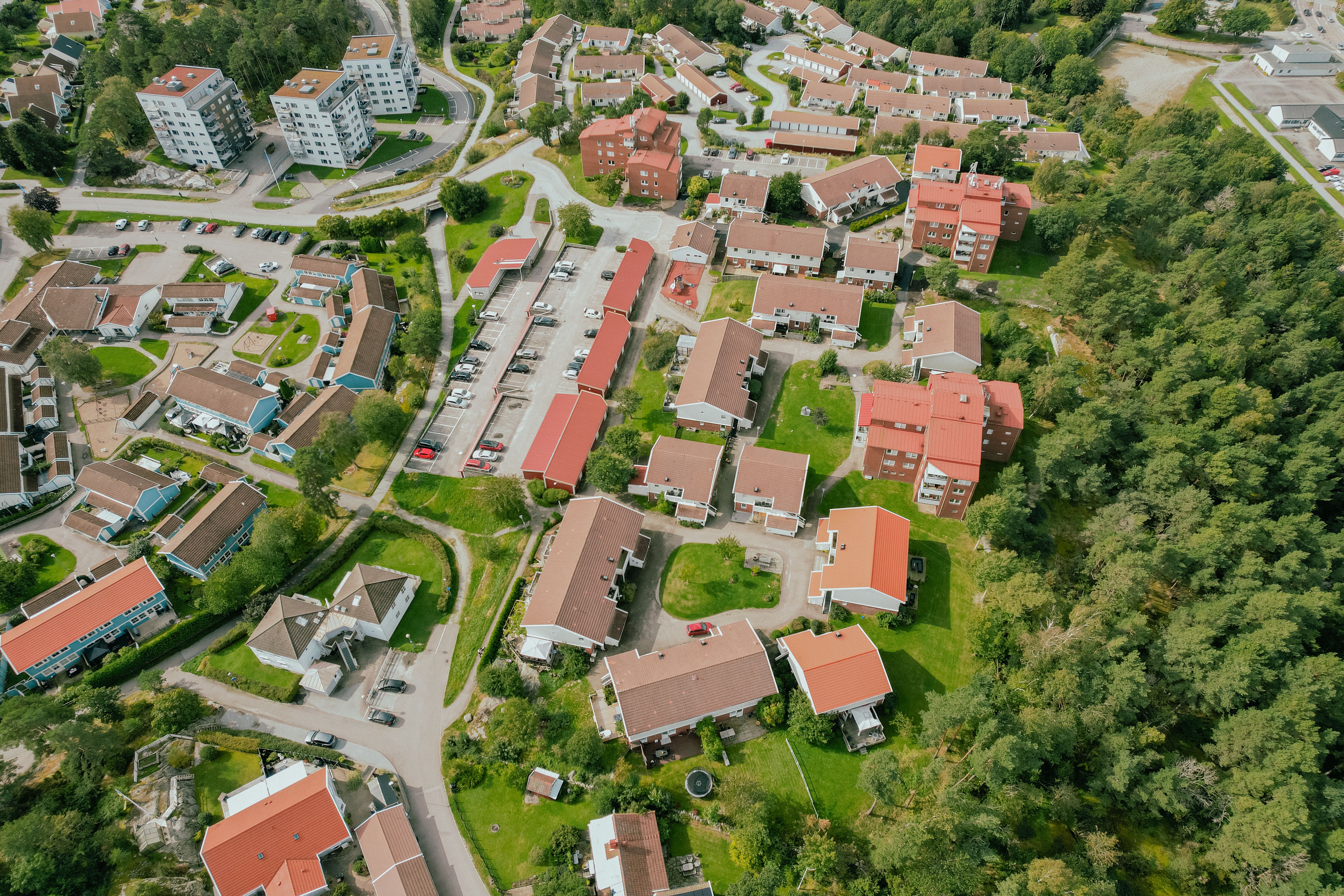 En flygbild över området Kolningsberget, Keplers Gård och Solgrådstrrasen