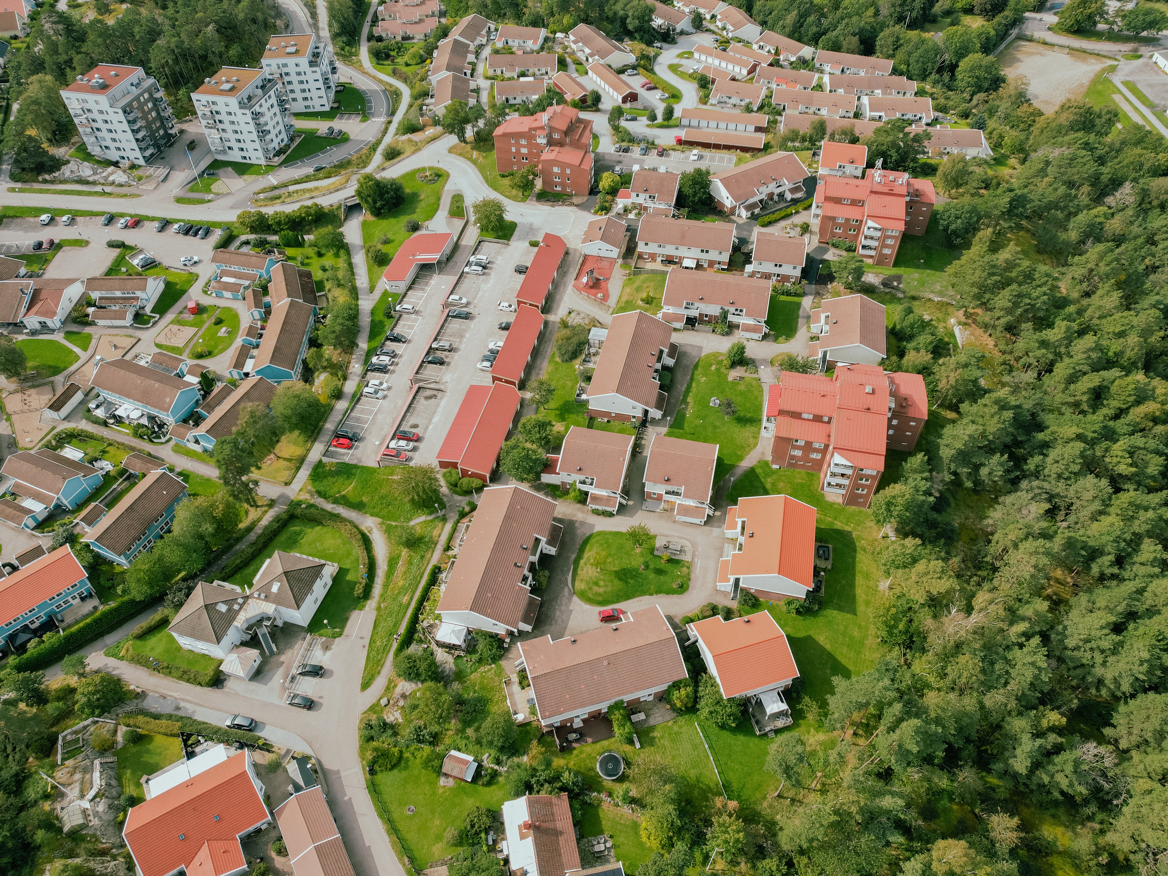 En flygbild över området Kolningsberget, Keplers Gård och Solgrådstrrasen