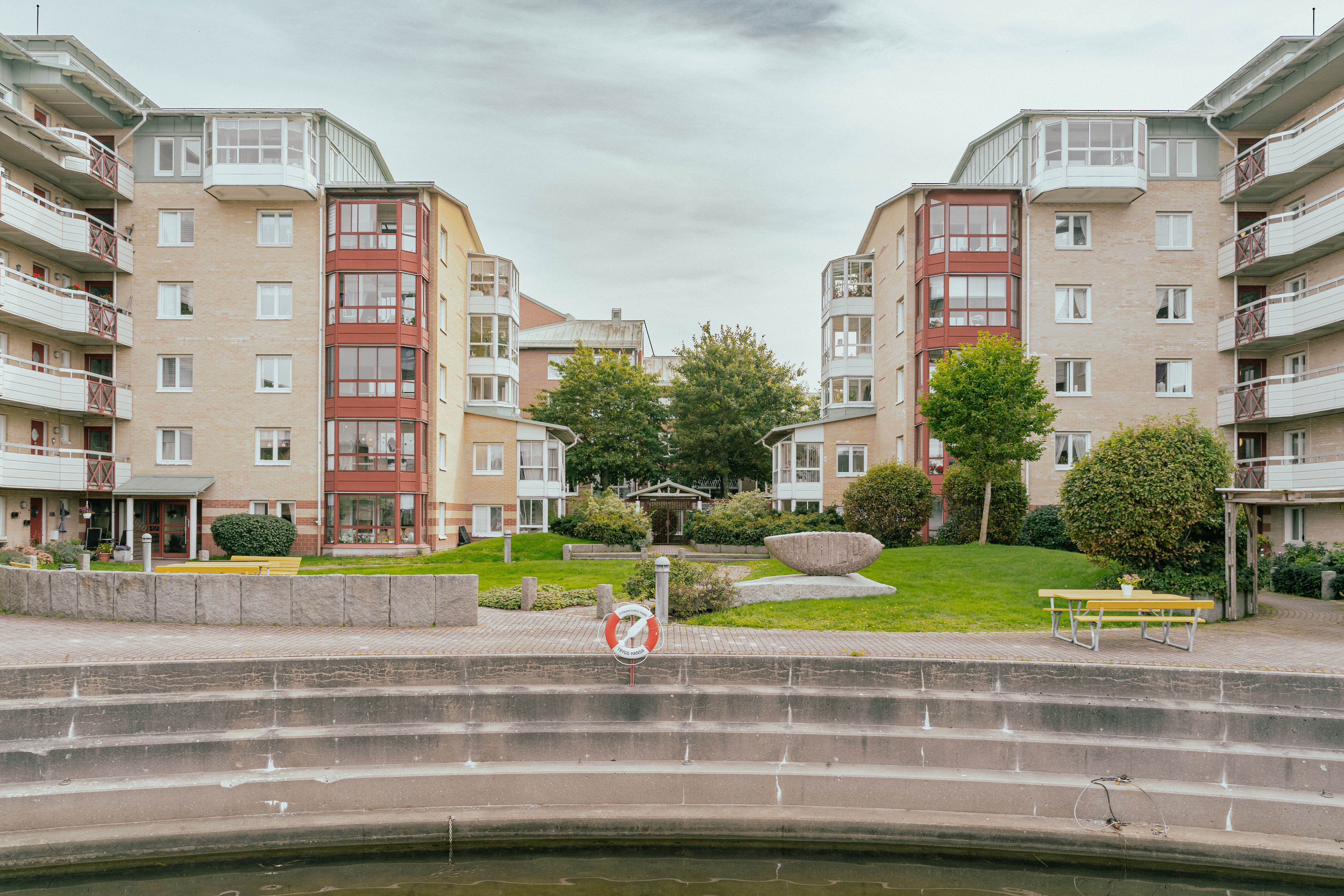 En stor betongtrappa ner mot havet med husfasader i bakgrunden